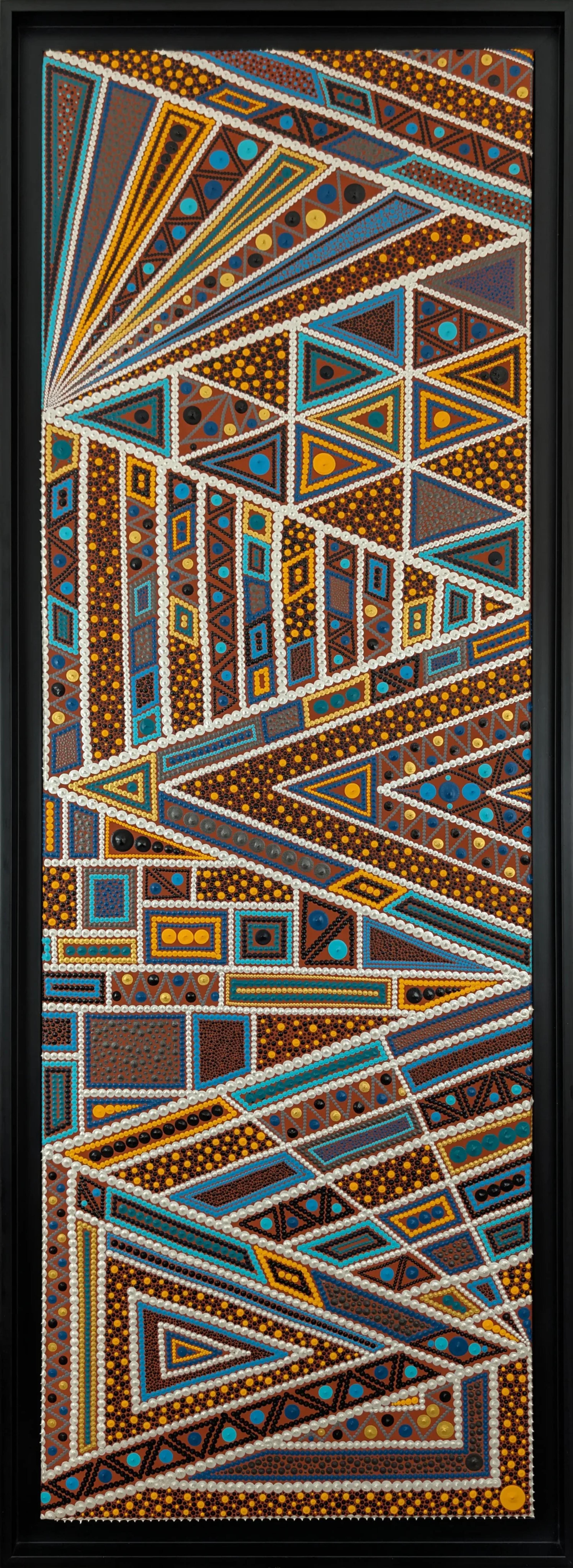 Art aborigène contemporain "Perspectives croisées" de Caroline Pons. Œuvre encadrée avec motifs géométriques complexes en points, couleurs terre, bleu, jaune et blanc.