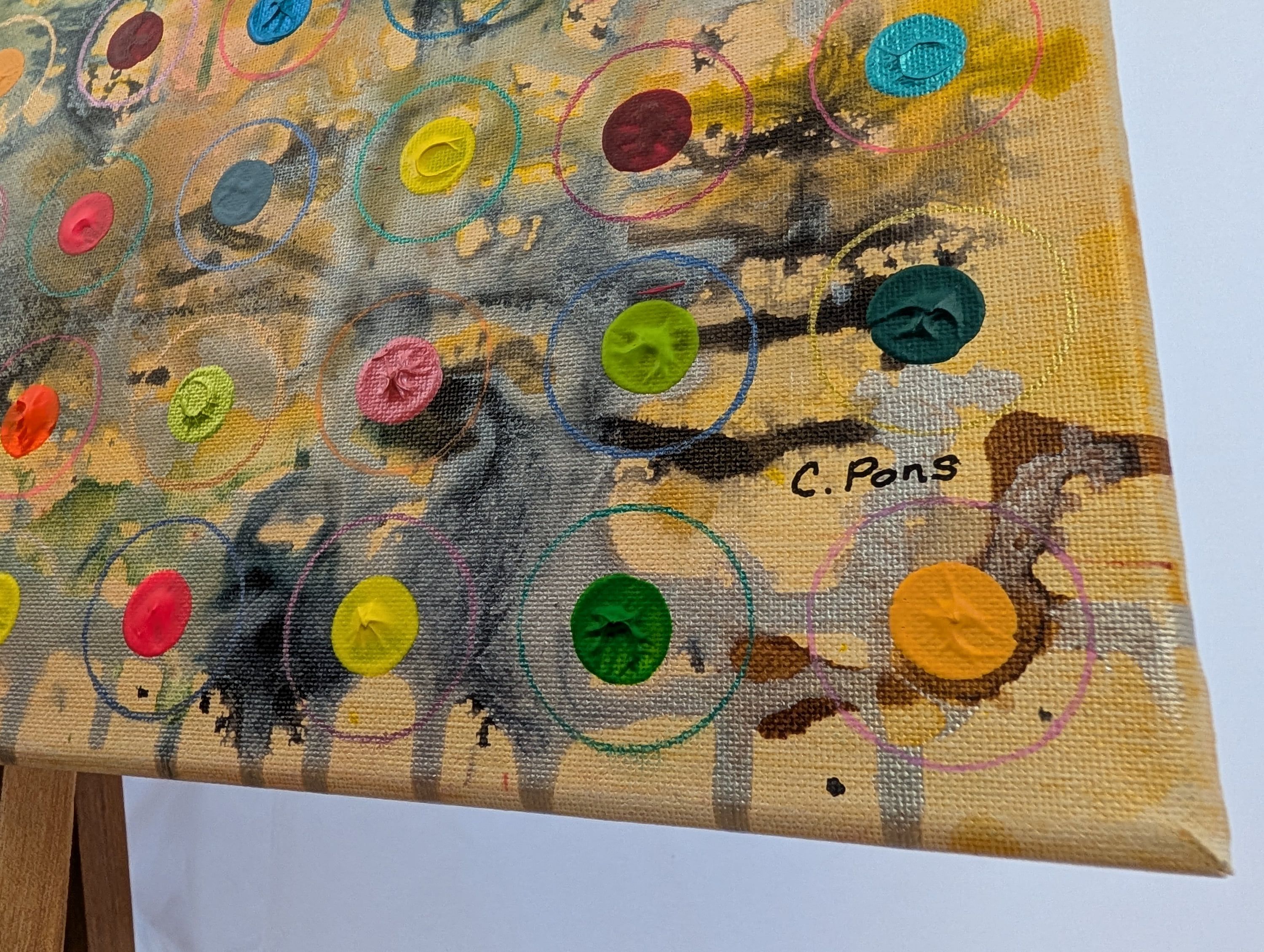 Détail rapproché de "Chorégraphie chromatique", un Tableau abstrait contemporain de Caroline Pons, révélant des points colorés et cerclés sur un fond texturé or et gris.