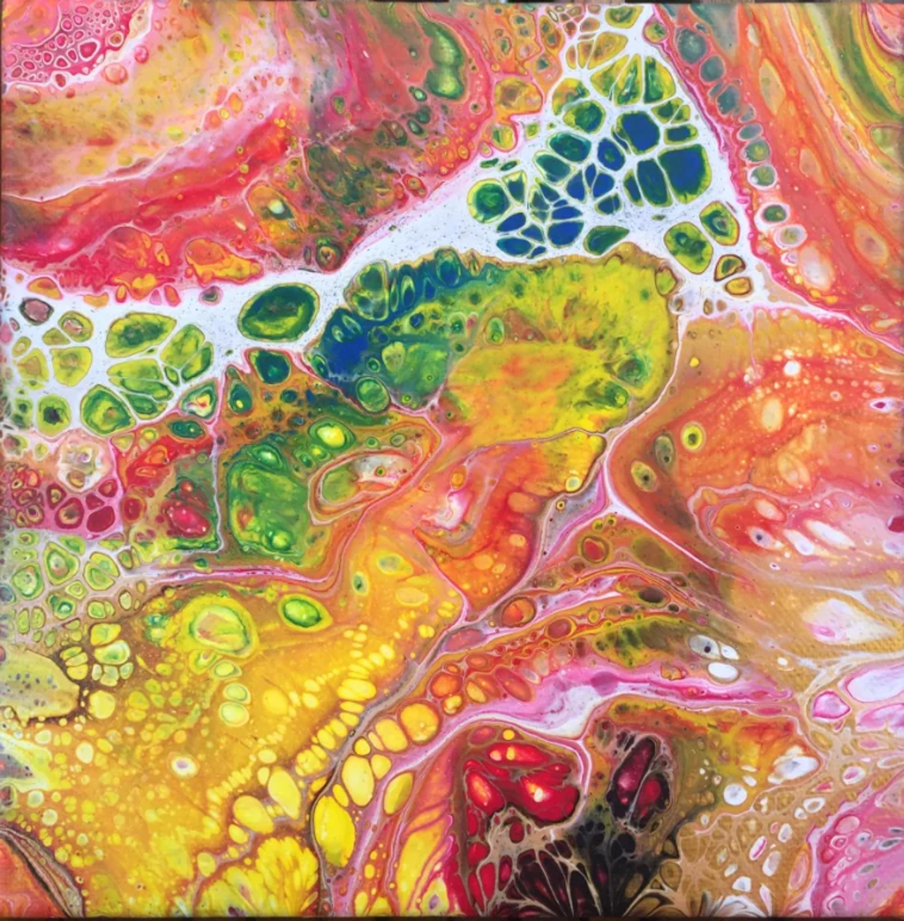 Tableau abstrait contemporain de Caroline Pons. Œuvre fluide et vive aux cellules et lacing rouges, oranges, jaunes, verts et bleus créant une composition organique.