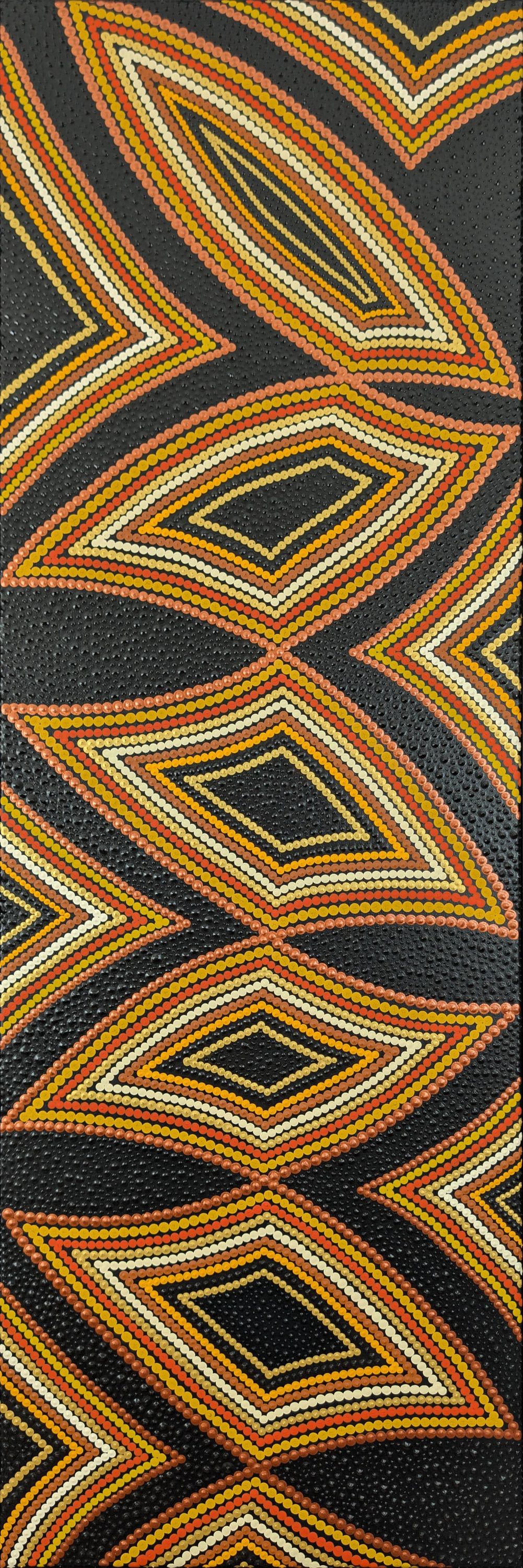 La Danse des Formes par Caroline Pons: un art aborigène contemporain. Motifs géométriques de losanges en points jaunes, oranges, crème sur fond noir texturé.