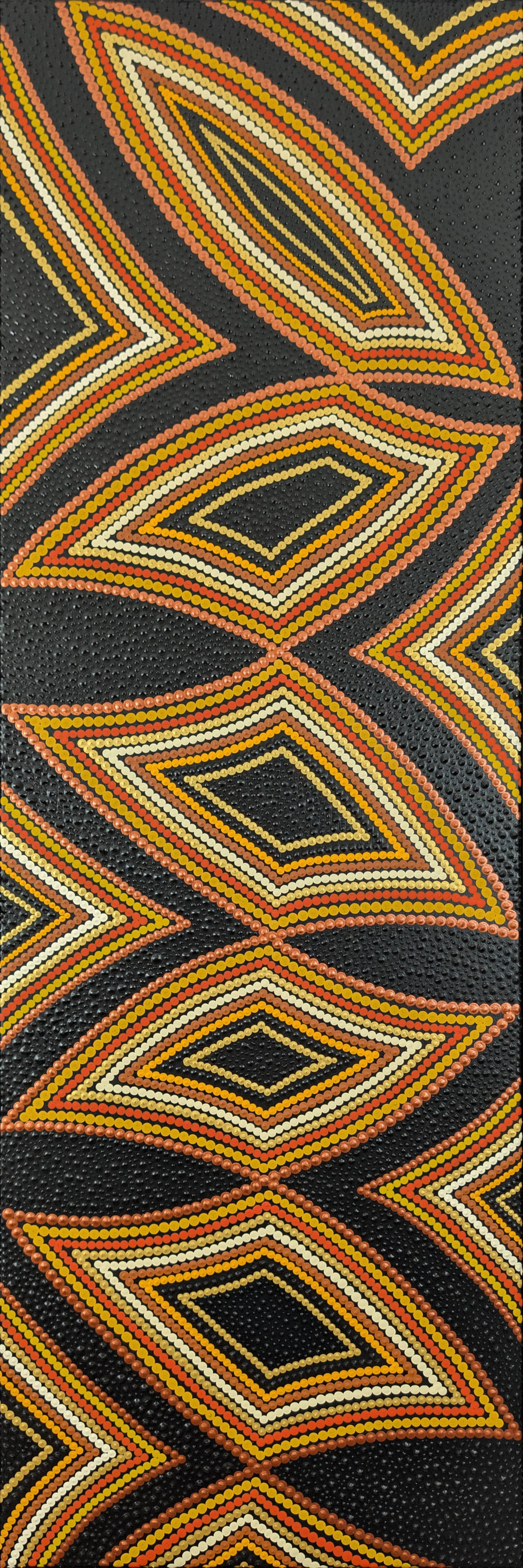 La Danse des Formes par Caroline Pons: un art aborigène contemporain. Motifs géométriques de losanges en points jaunes, oranges, crème sur fond noir texturé.