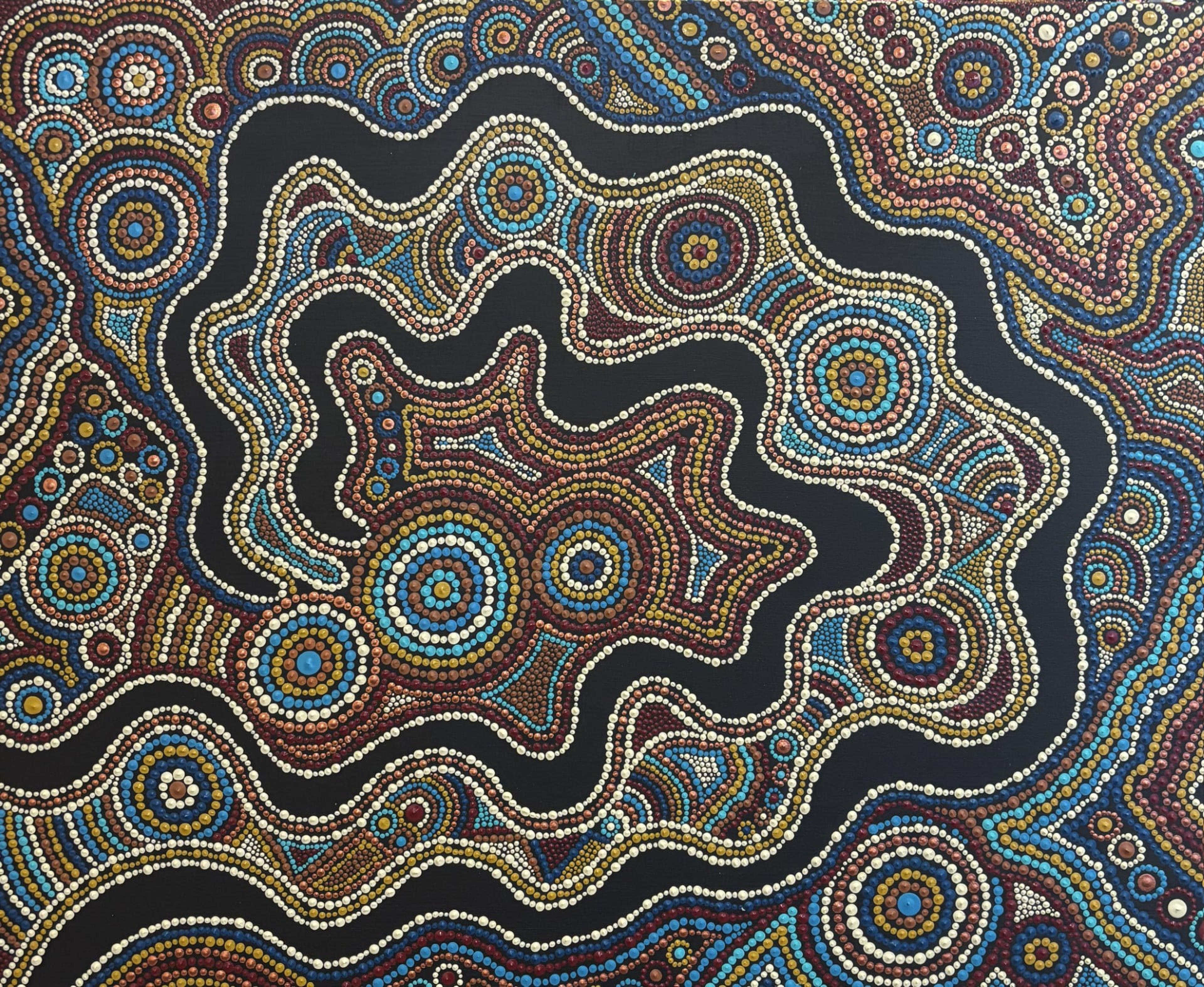Ondes ancestrales" par Caroline Pons. Art aborigène contemporain avec motifs ondulants et circulaires en pointillisme sur fond noir, utilisant des points bleus, or, rouges et blancs.