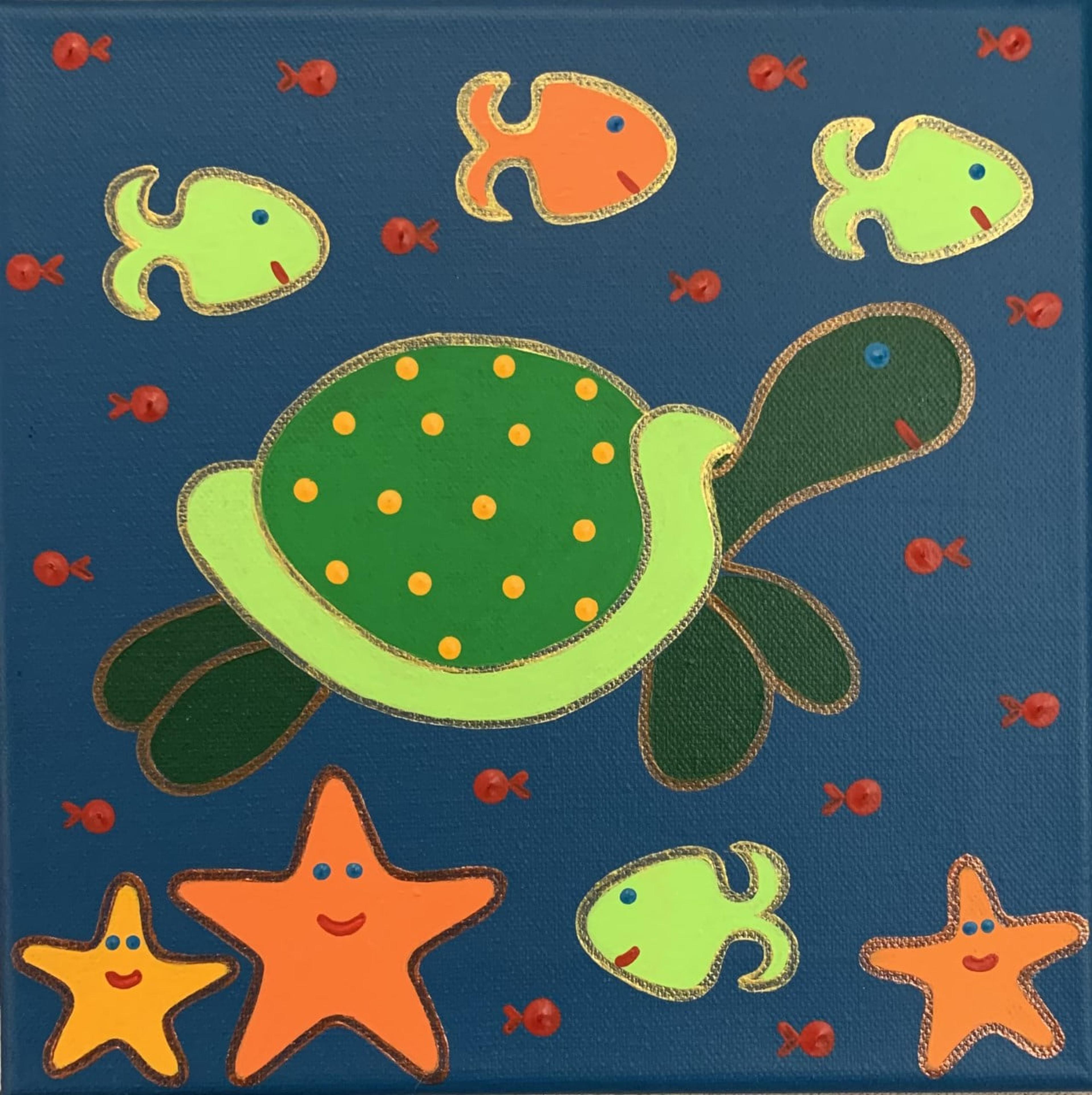 Œuvre originale de Caroline Pons, "Tortue" représente une tortue verte tachetée de points orange, des poissons et étoiles de mer souriants, contours dorés sur fond bleu. Une toile acrylique marine et ludique.