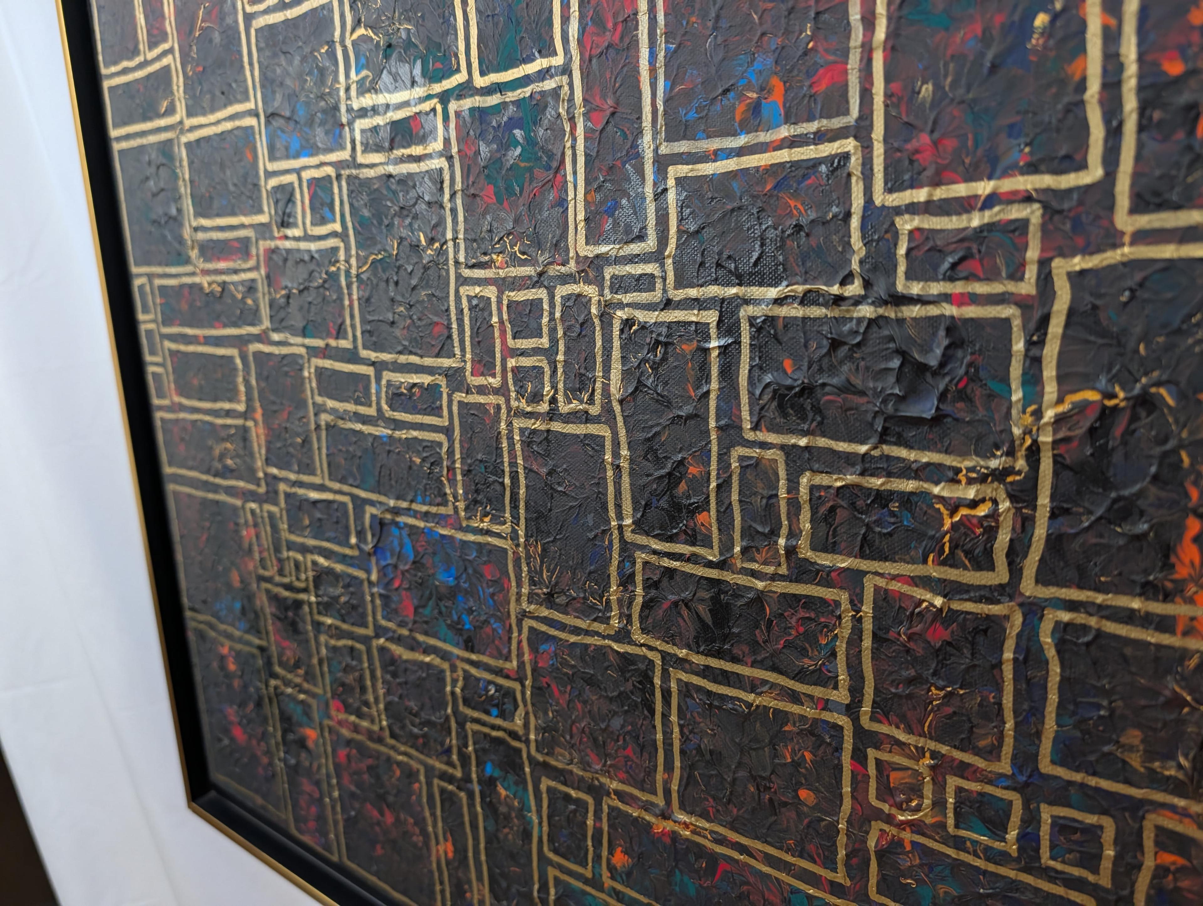 Gros plan texturé de « La ville enfouie » de Caroline Pons, un tableau abstrait contemporain. Fond sombre et coloré, motifs géométriques dorés entrelacés.