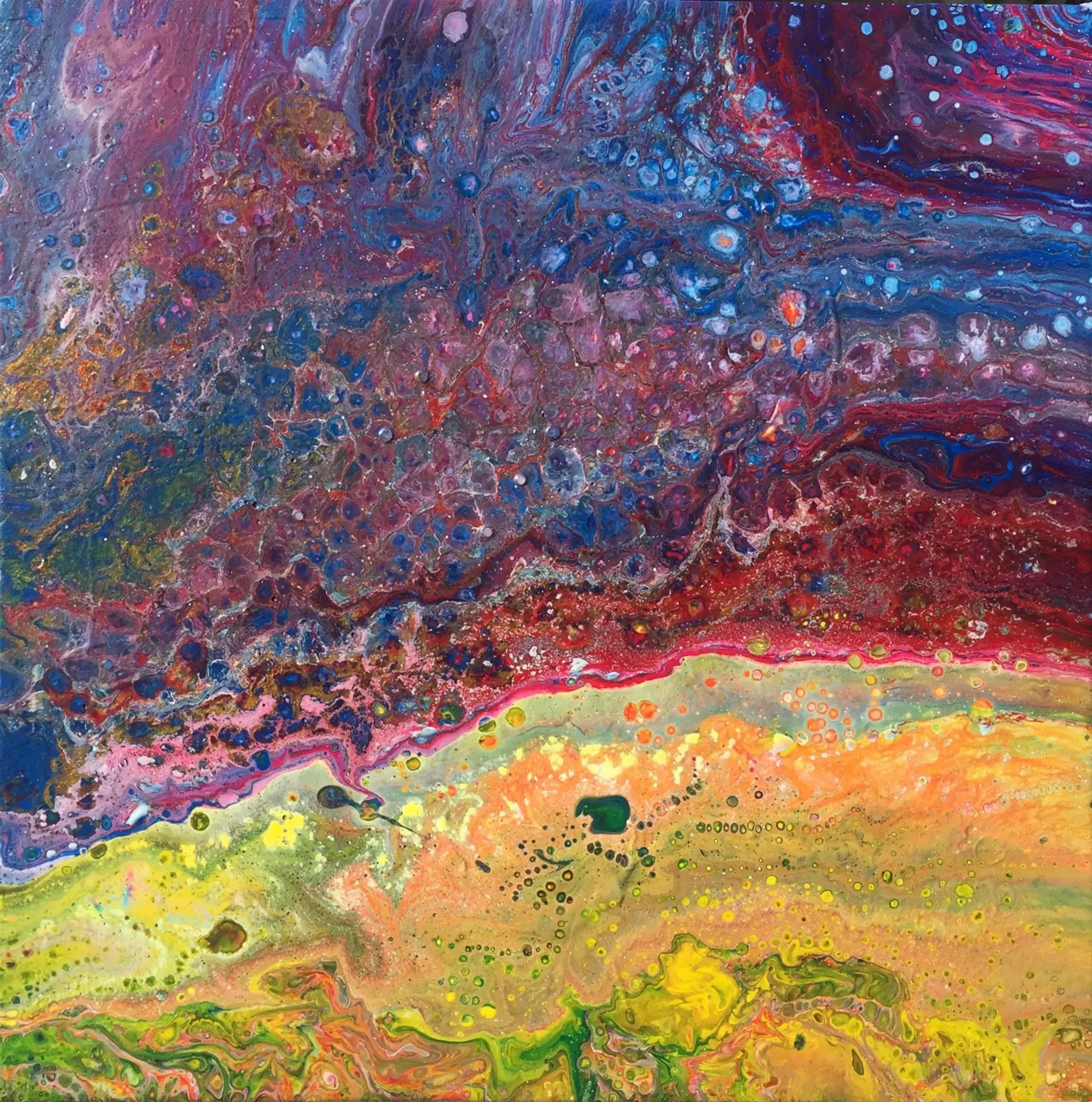 Tableau abstrait contemporain de Caroline Pons, Paysage bicolore. Effet d'acrylique pouring, mêlant des bleus et rouges profonds aux ocres et verts vibrants. Formes fluides, cellules et points évoquent un horizon dynamique.