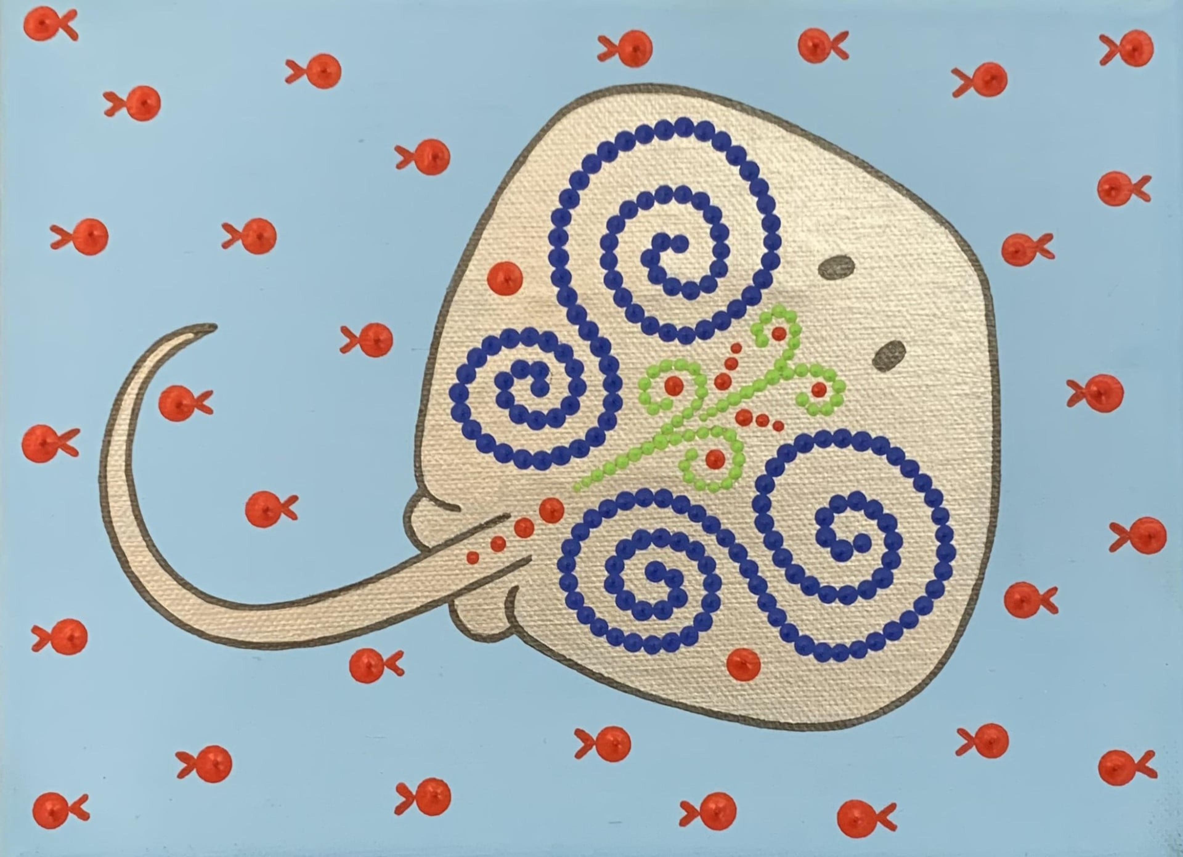 Toile acrylique "Raie" de Caroline Pons: une raie stylisée ornée de motifs spiraux en points bleus, verts et rouges, sur fond bleu ciel parsemé de poissons. Une œuvre originale.