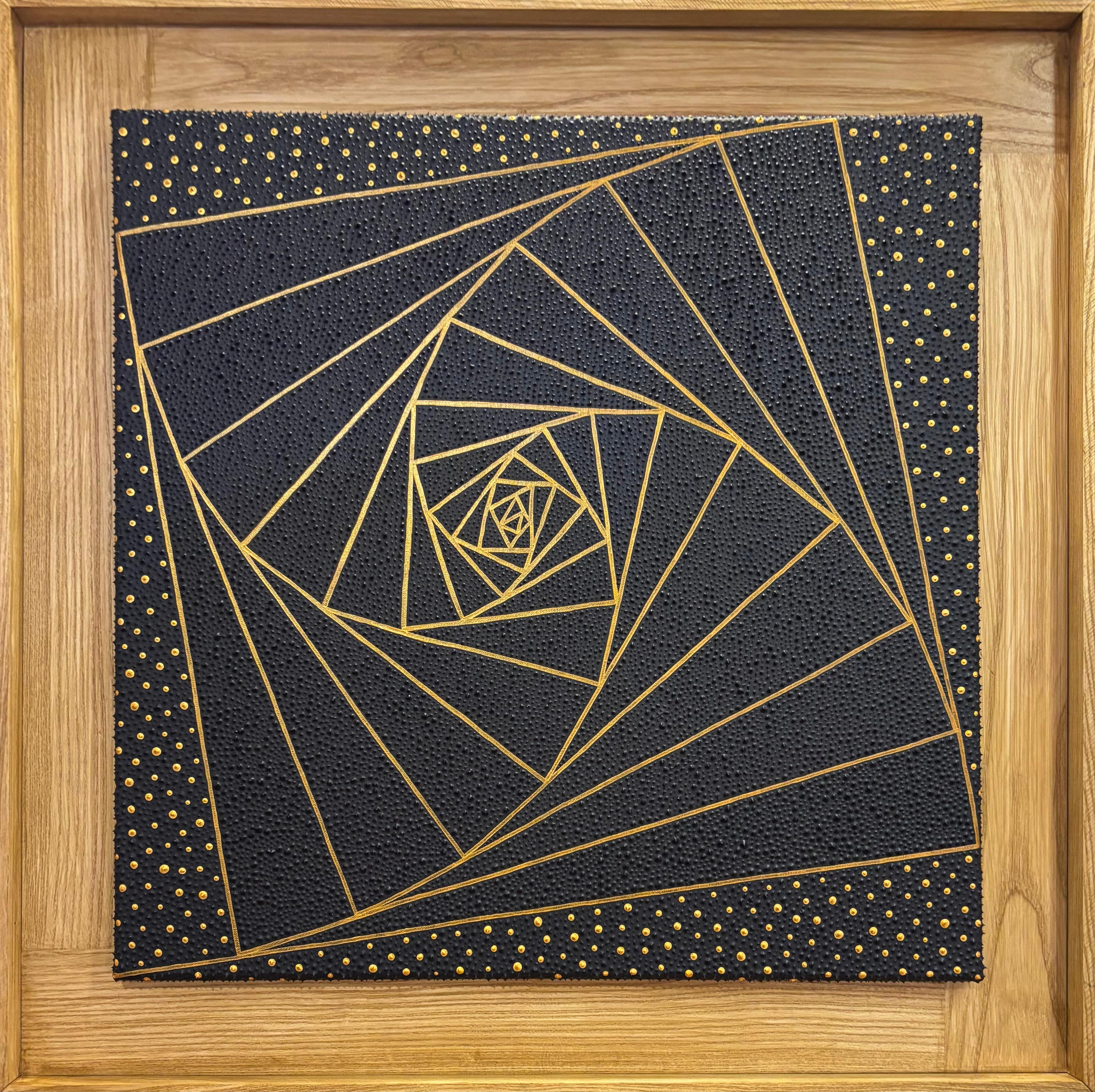 Tableau abstrait contemporain 'Vertige Doré' de Caroline Pons. Œuvre encadrée, lignes dorées spirales sur fond noir texturé à points or, ambiance moderne.