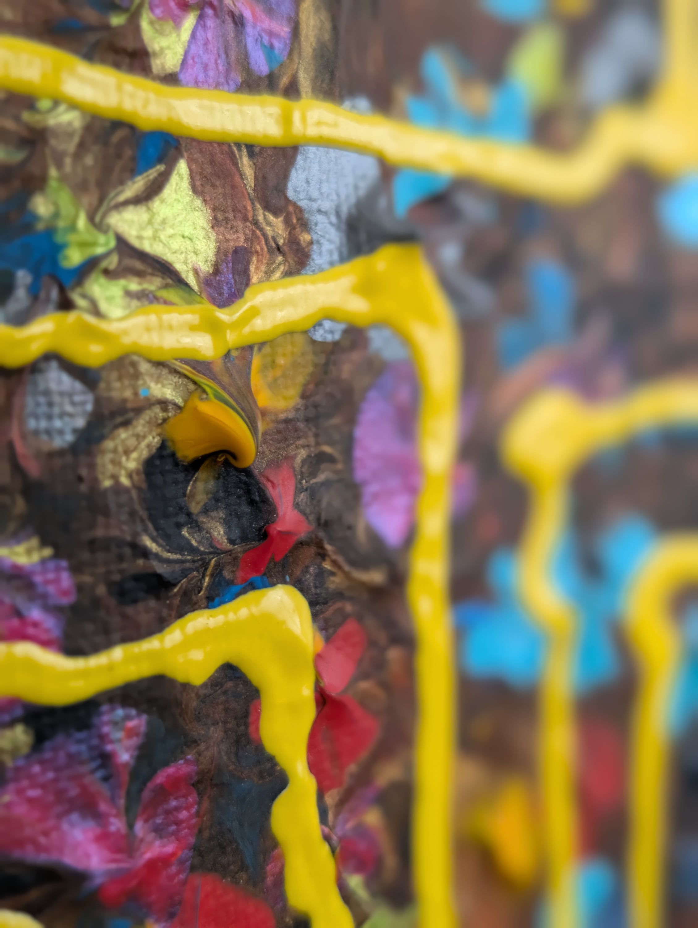 Détail de Caroline Pons, œuvre acrylique texturée Carrés nomades: coulées jaunes vives sur fond richement coloré, évoquant l'art aborigène contemporain avec points et reliefs.