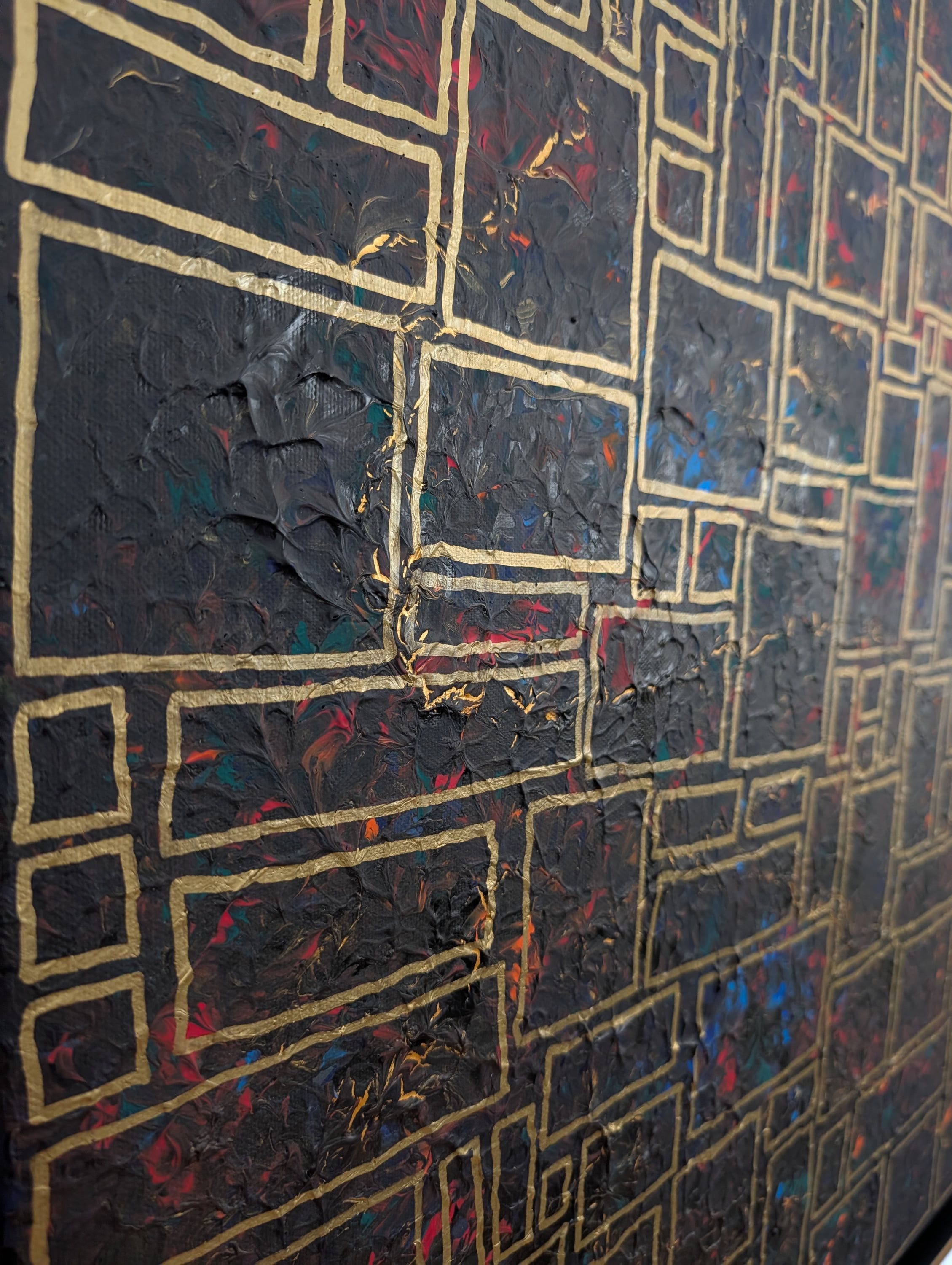 Gros plan texturé de l'Œuvre originale "La ville enfouie" de Caroline Pons. Fond noir avec éclats vifs, motifs géométriques dorés en relief. Abstraction complexe.