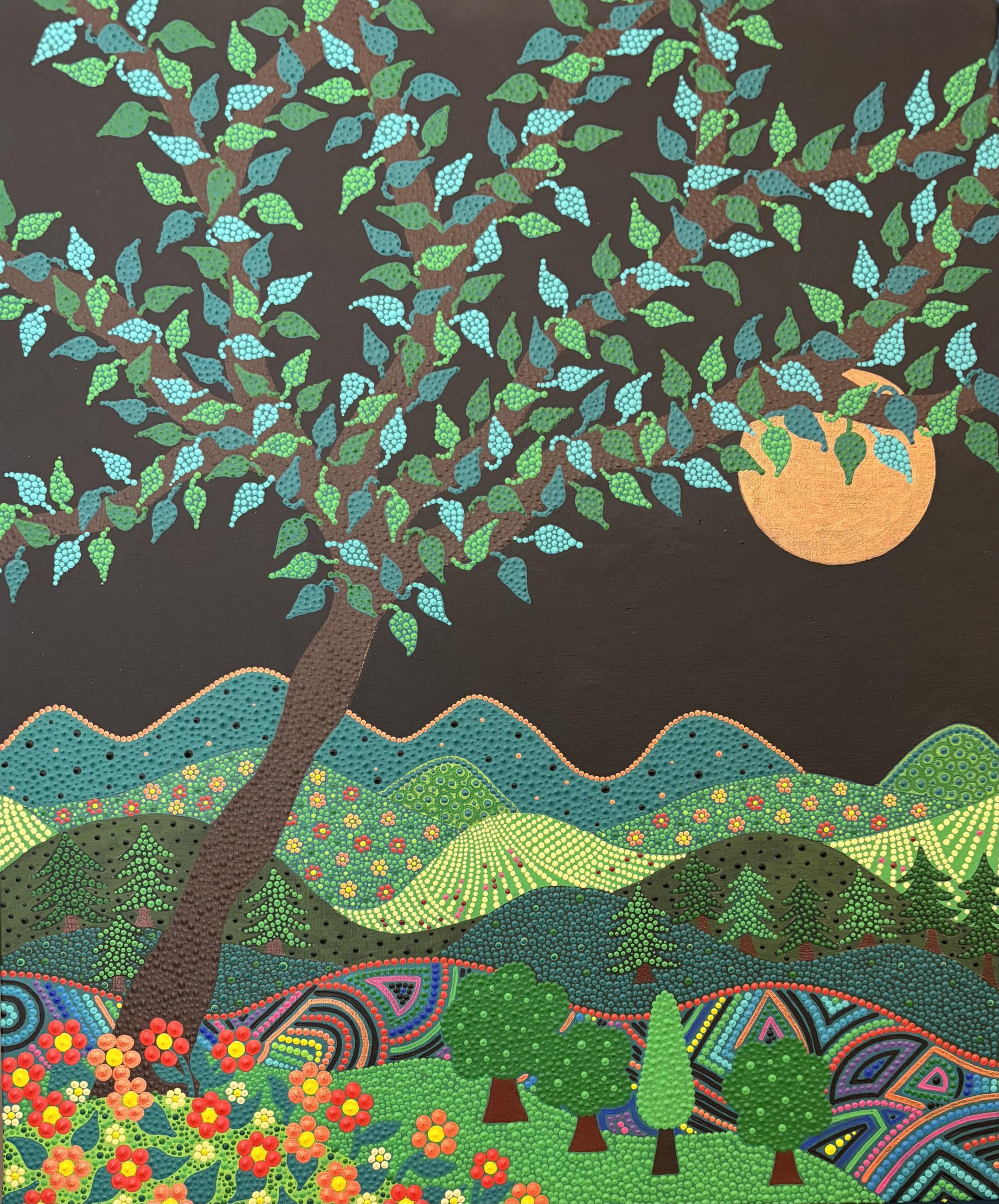 Caroline Pons. Art aborigène contemporain "Sous la lune d'or" : nuit étoilée, grand arbre, lune dorée, collines en points et fleurs vives. Toile texturée vibrante.