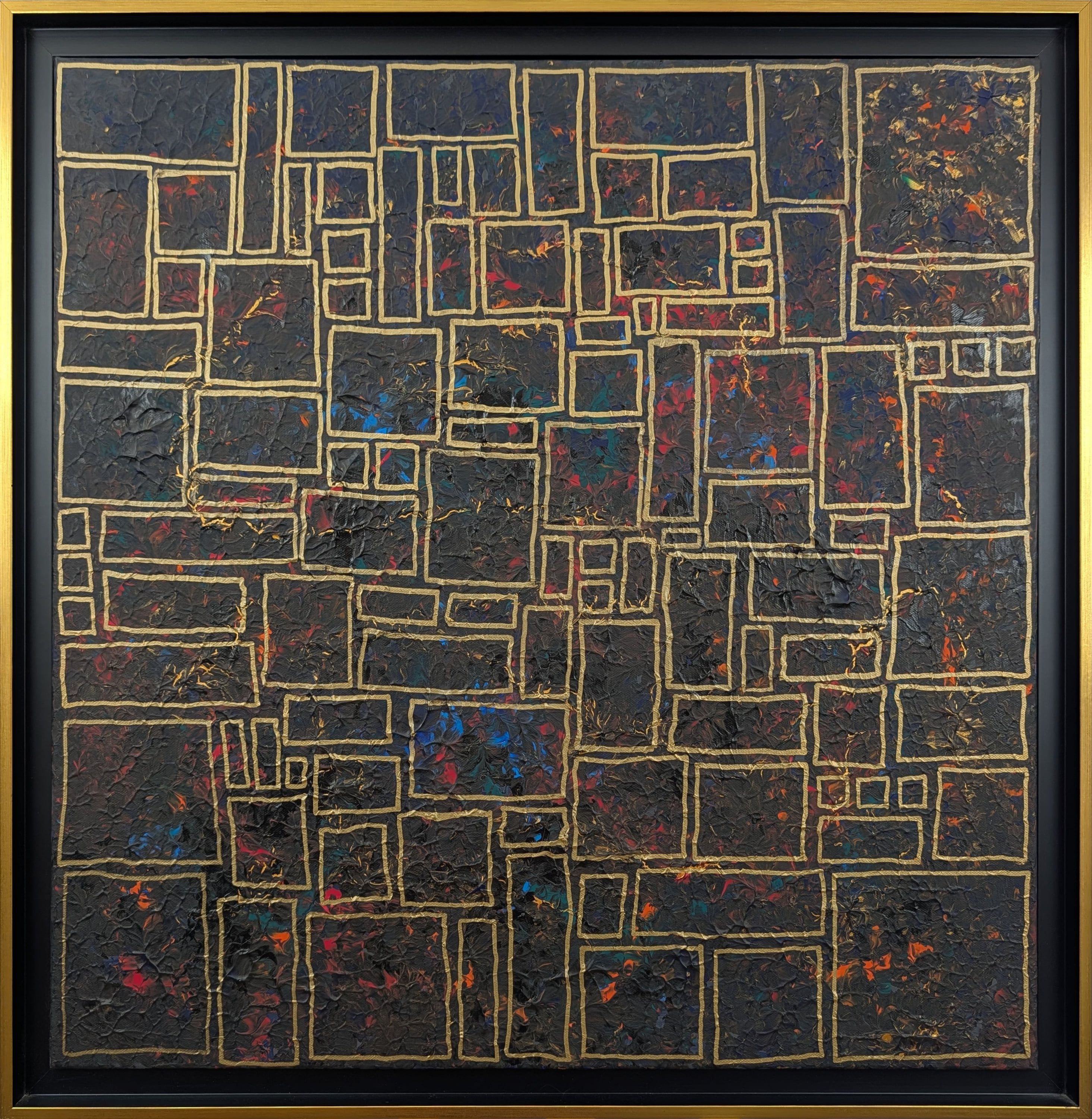 Caroline Pons : 'La ville enfouie', tableau abstrait contemporain. Motifs géométriques dorés sur fond texturé sombre, éclats de rouge, bleu, orange.