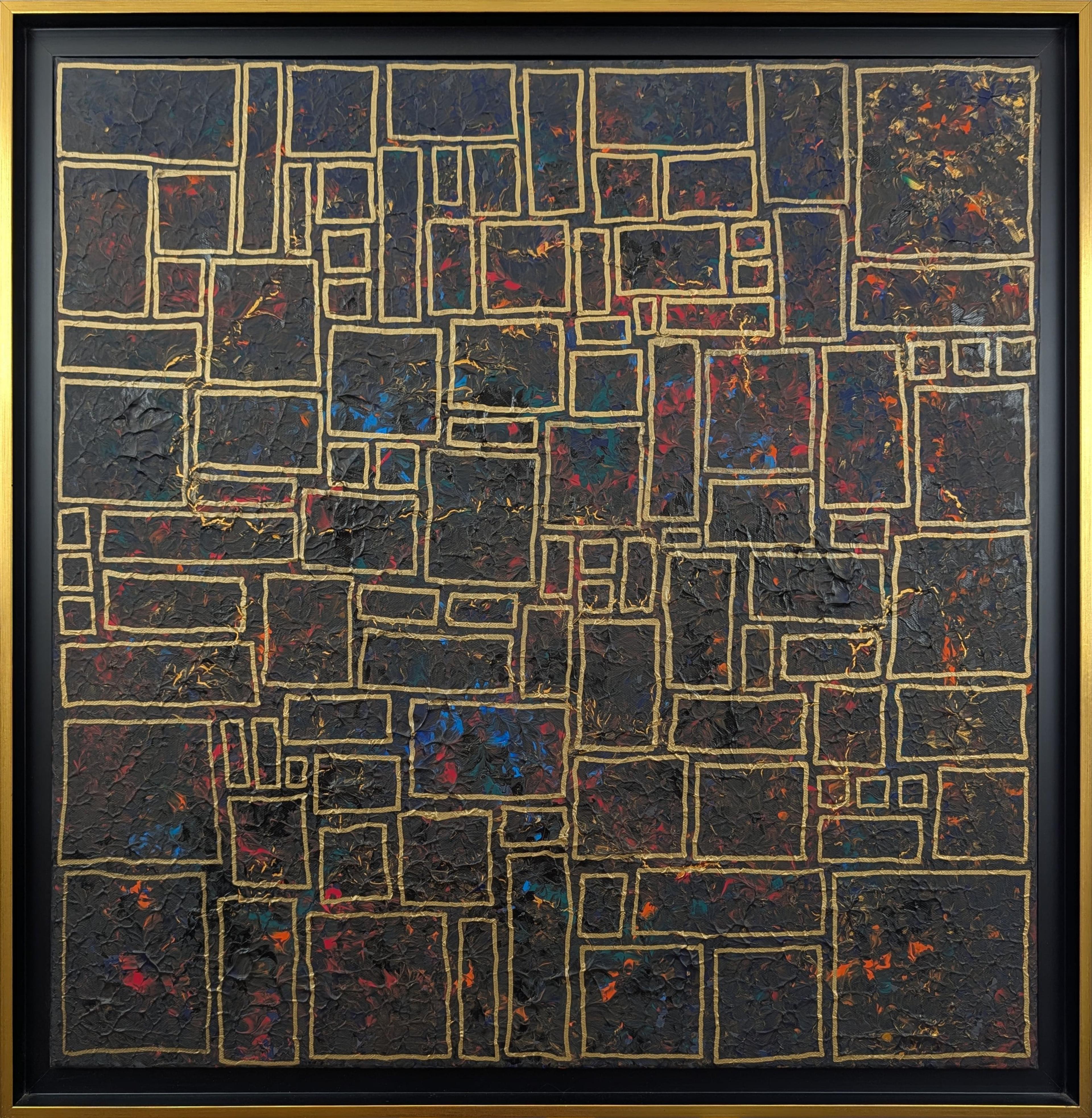 Caroline Pons : 'La ville enfouie', tableau abstrait contemporain. Motifs géométriques dorés sur fond texturé sombre, éclats de rouge, bleu, orange.