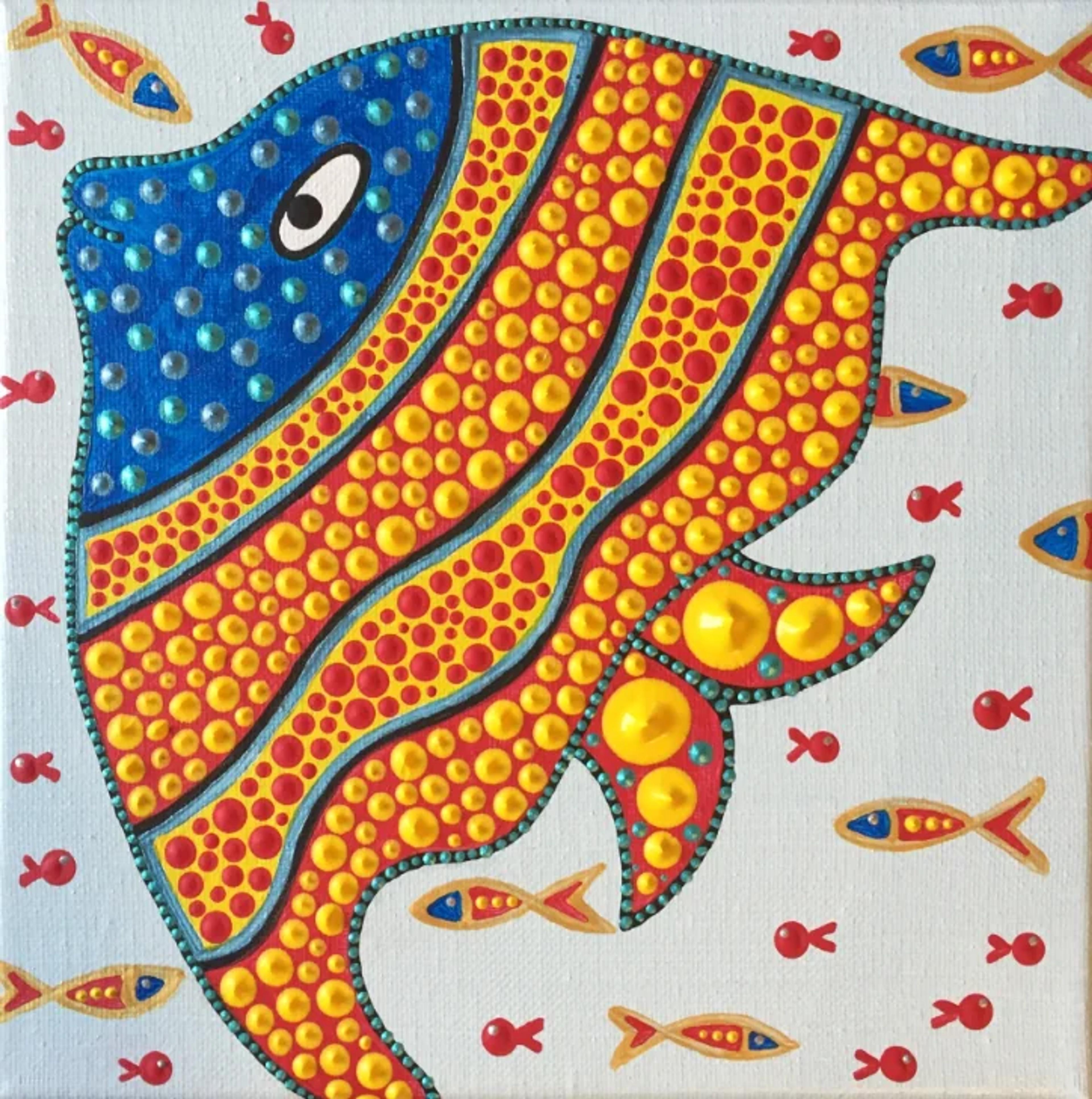 Poisson rouge et jaune stylisé par Caroline Pons, Toile acrylique vive, parsemée de points bleus et or, entouré de petits poissons sur fond clair.