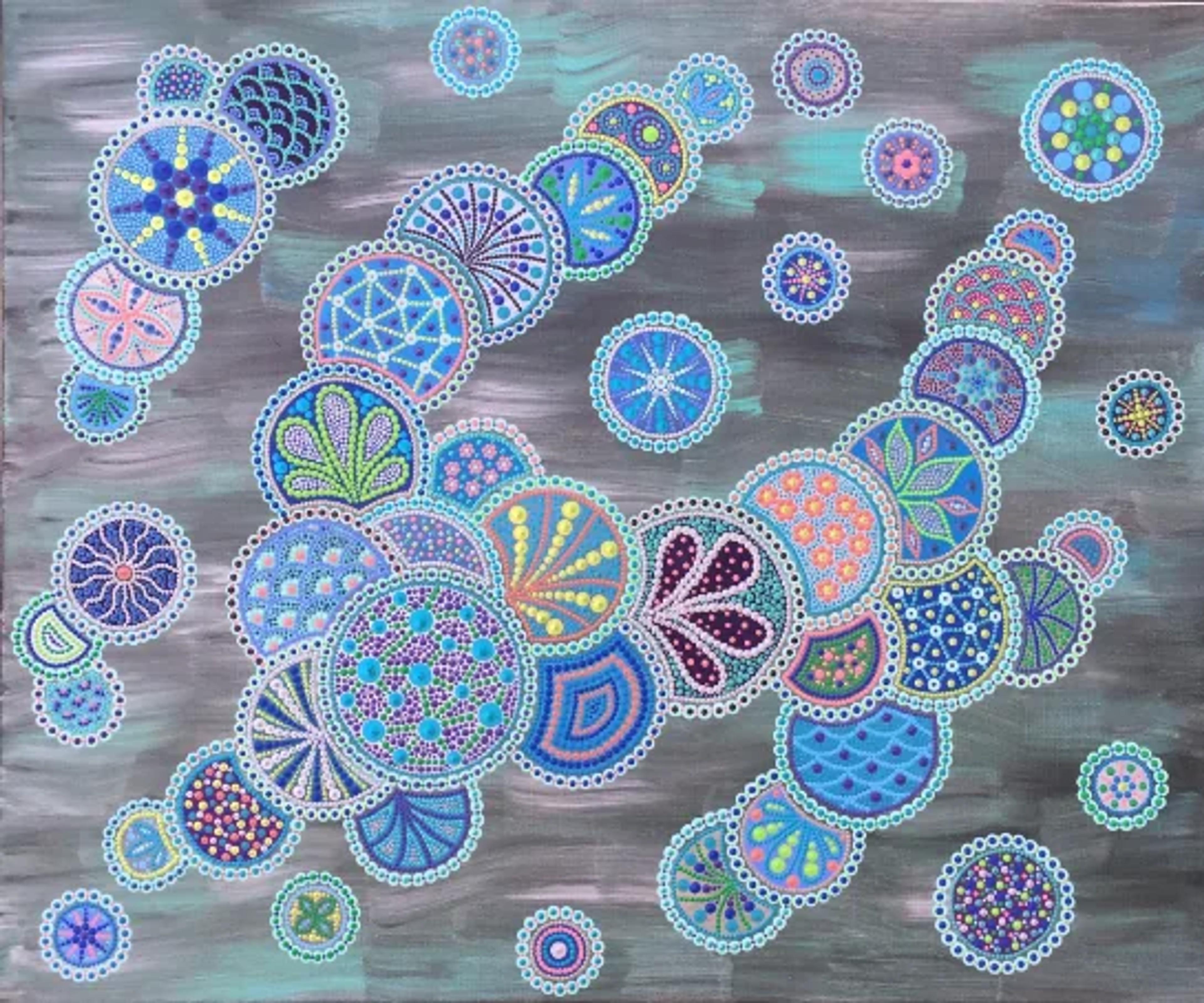 « Bleu Louane », tableau abstrait contemporain de Caroline Pons. Dot art vibrant: cercles et motifs complexes bleus, verts, roses sur fond gris texturé.