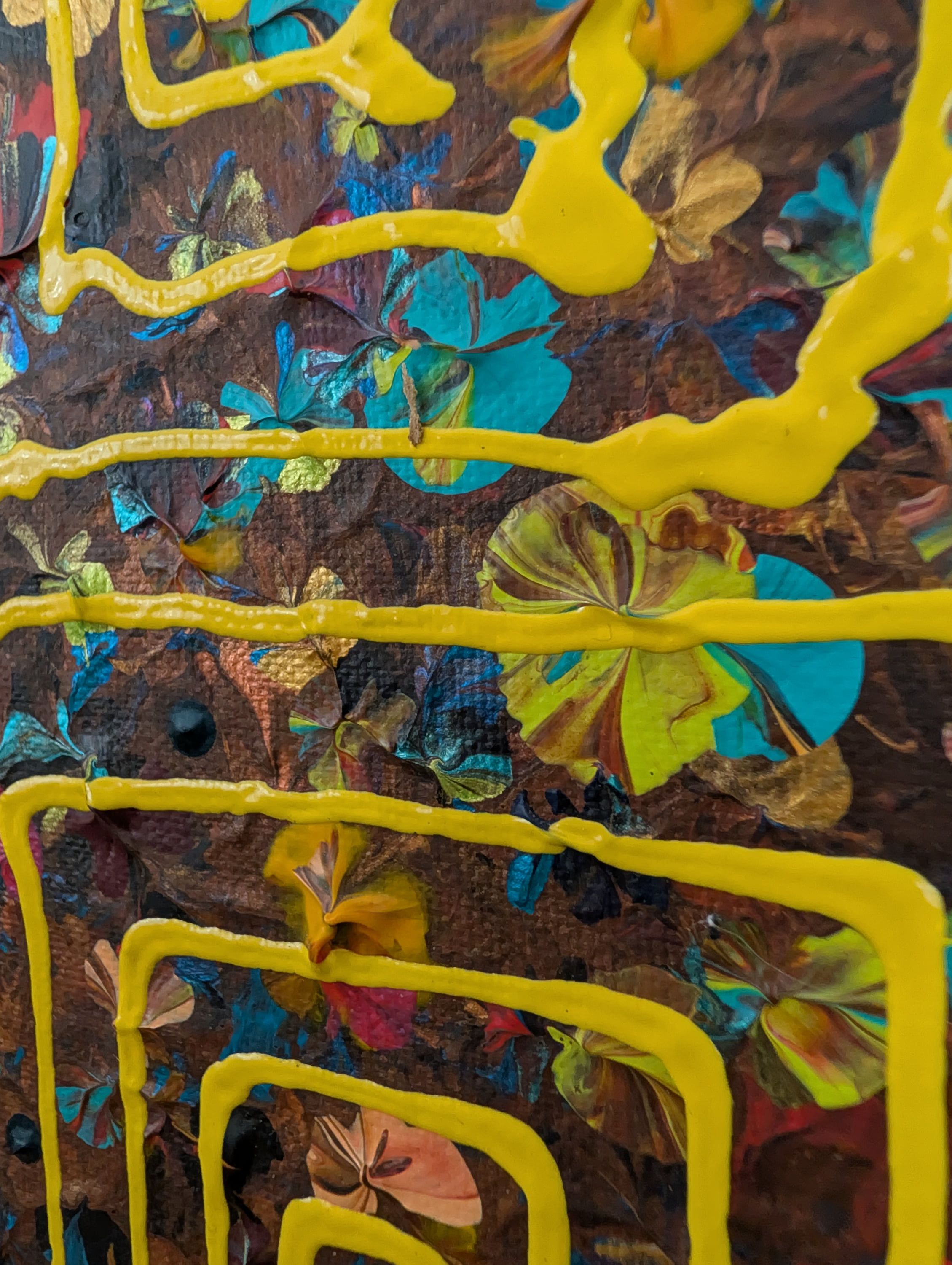 Détail texturé du Tableau abstrait contemporain "Carrés nomades" par Caroline Pons. Épaisses lignes jaunes vives serpentent sur fond de motifs pointillistes turquoise, marron et or, d'une riche texture.