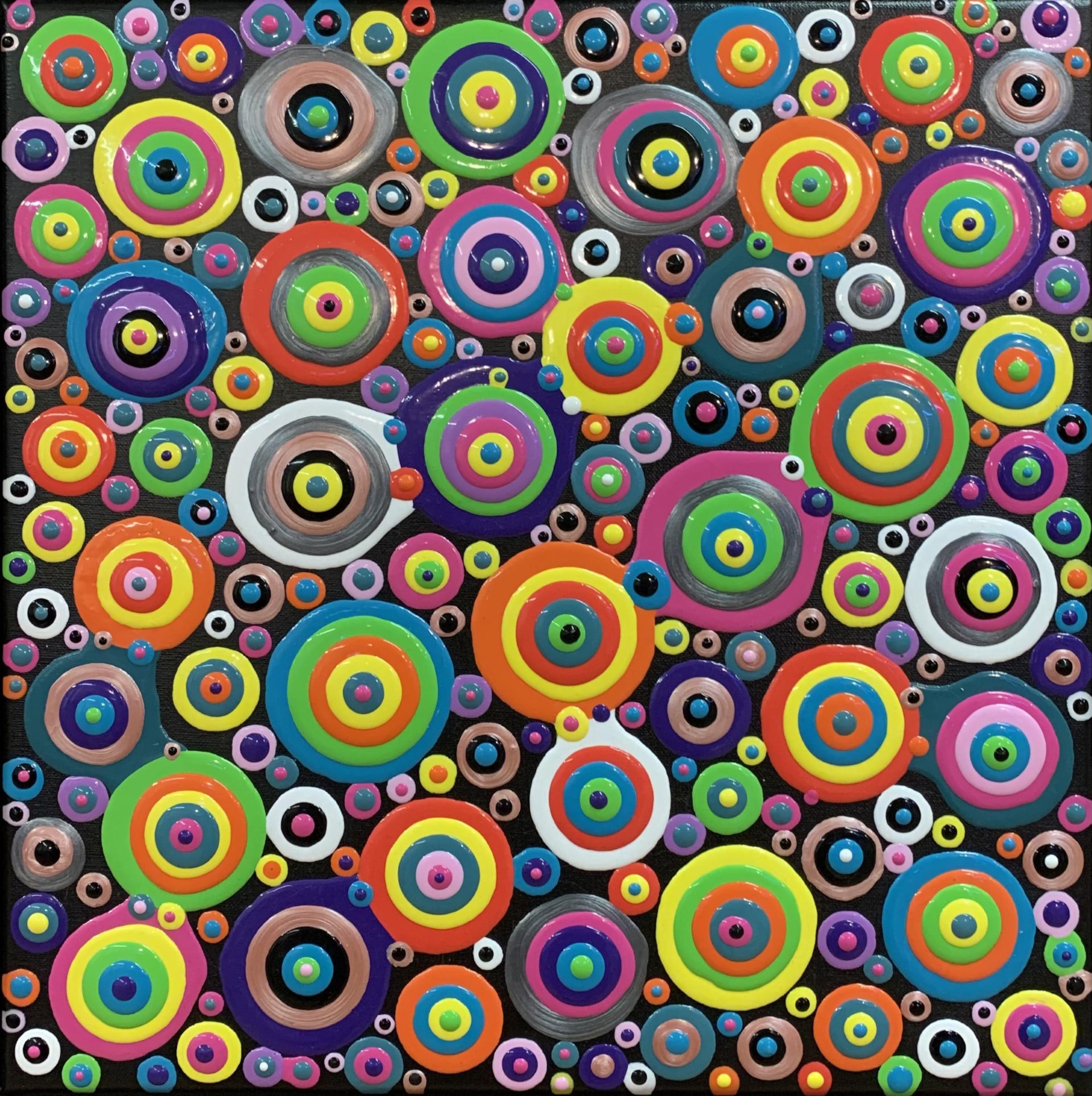 Gros plan du tableau abstrait contemporain 'Blobs' de Caroline Pons, des points concentriques multicolores texturés et vibrants de tailles diverses sur toile noire.