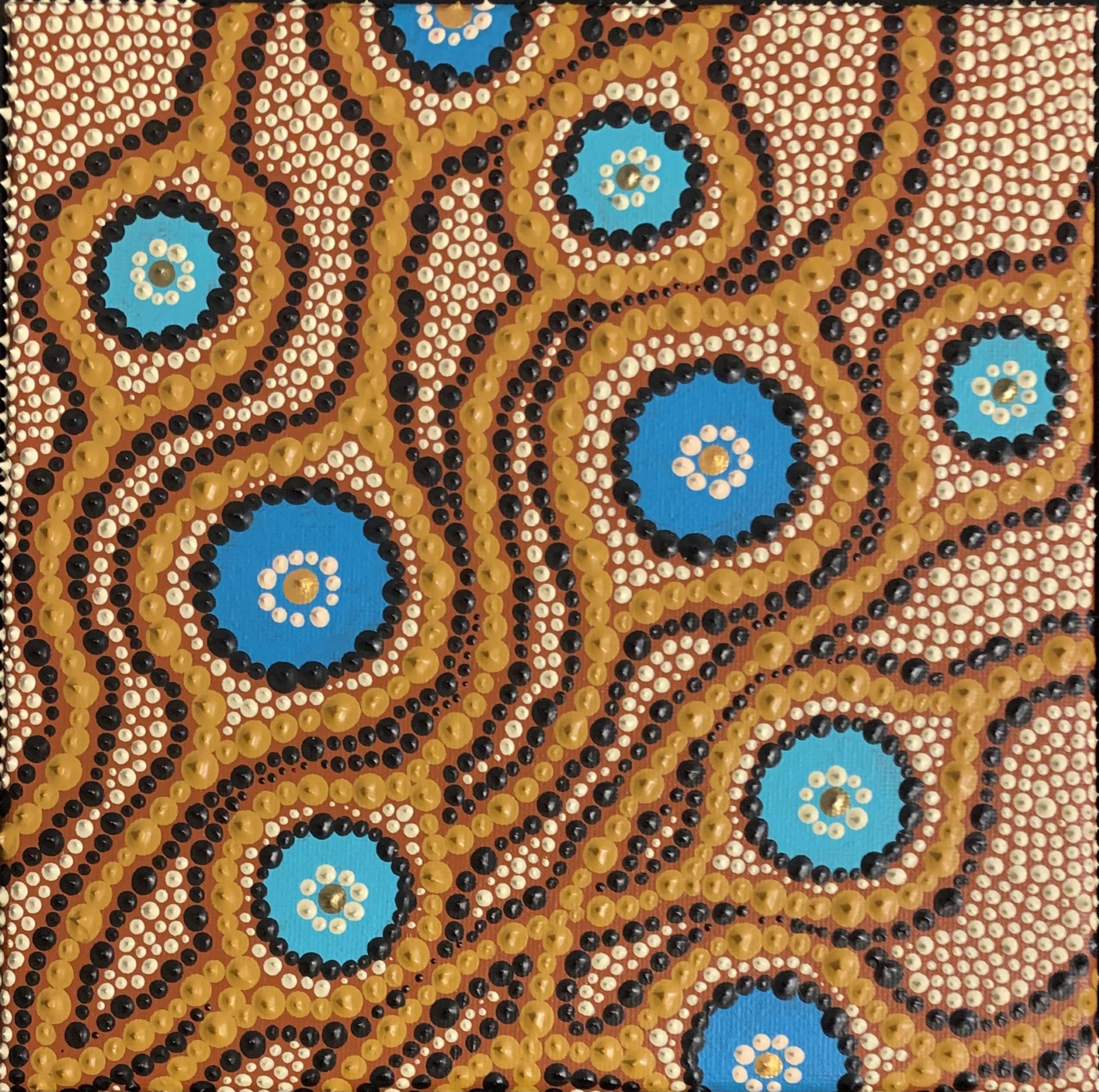 « Sans titre — Toile #424 » par Caroline Pons. Art aborigène contemporain avec des points bleus, bruns, noirs, or et blancs formant des cercles et motifs ondulés abstraits.