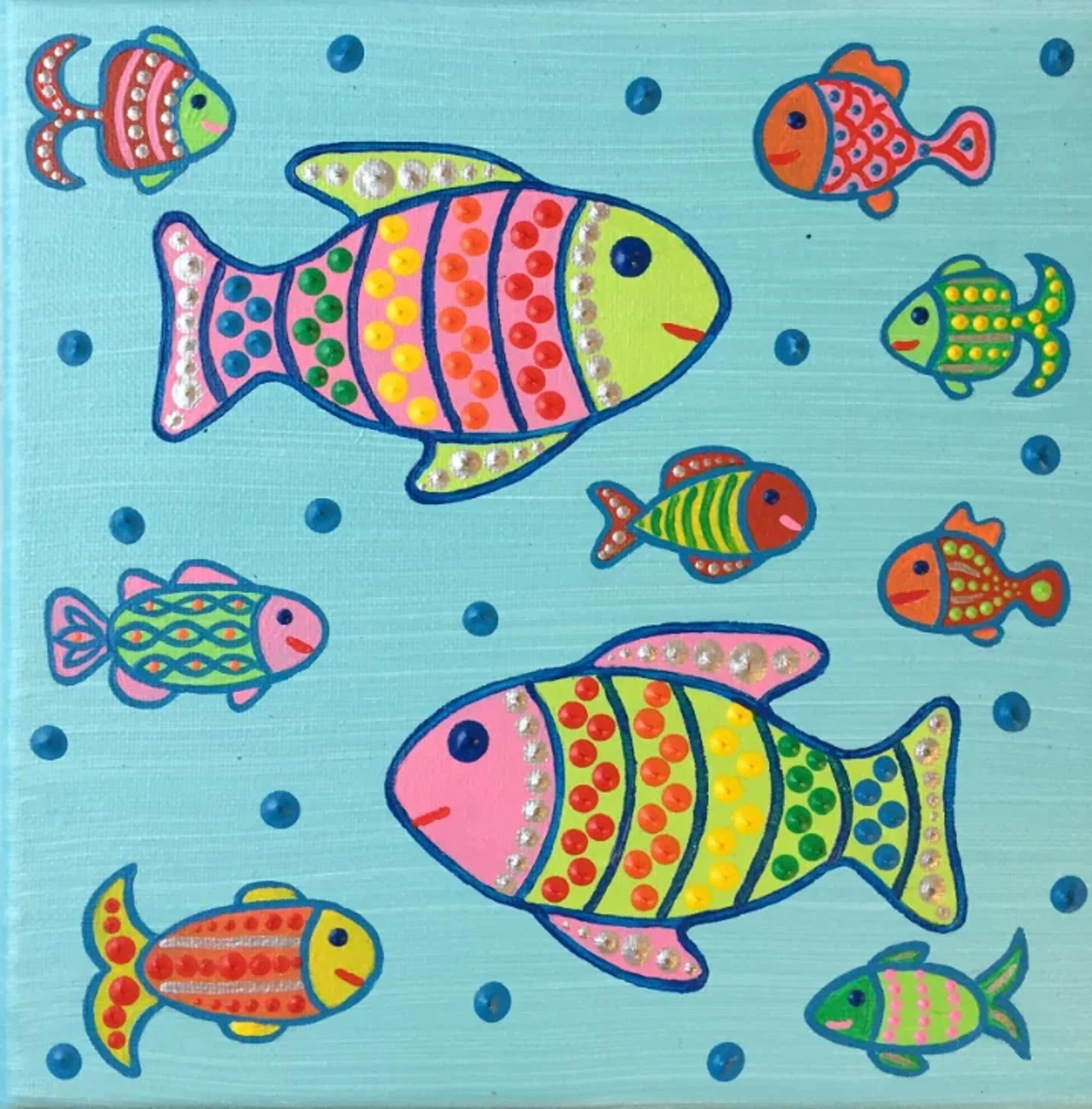 L'œuvre "Poissons" de Caroline Pons: une toile acrylique vibrante. Des poissons colorés (rose, vert, orange) aux motifs pointillistes sur fond bleu clair parsemé de bulles.