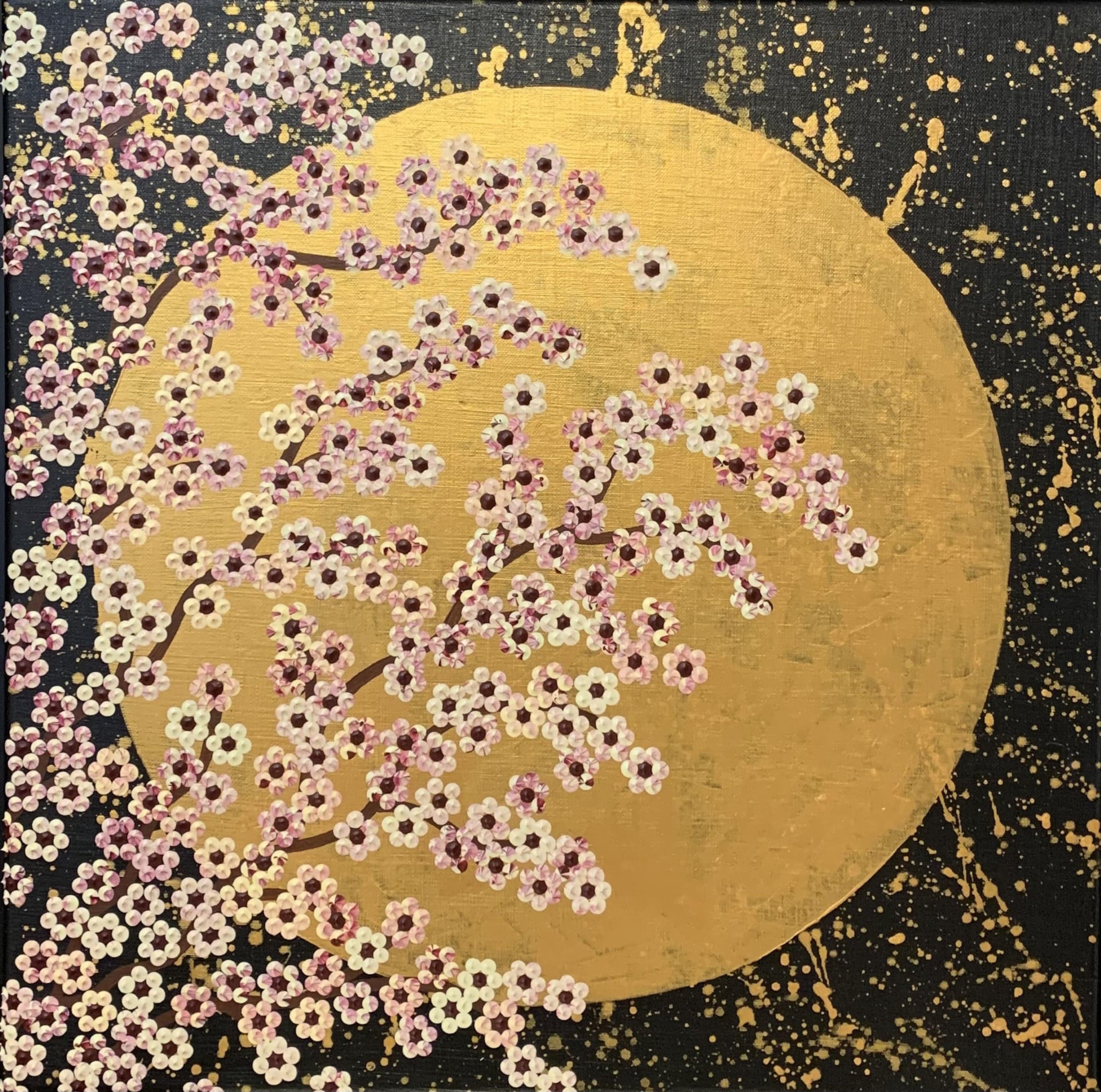 Cerisier japonais et pleine lune, un tableau de Caroline Pons. Art aborigène contemporain aux fleurs roses délicates en dot art sur lune dorée, fond noir moucheté d'or.