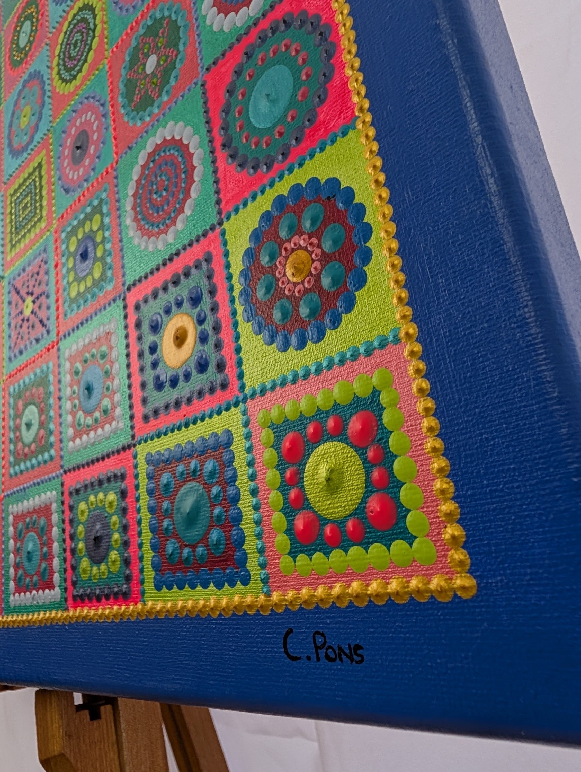Détail du tableau abstrait contemporain "Illusion" de Caroline Pons. Motifs pointillistes vibrants en fuchsia, vert lime, bleu sur des carrés et cercles, bordure bleu roi.