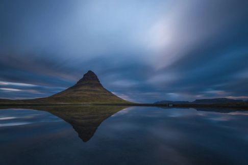 Kirkjufell odraz ve vodě