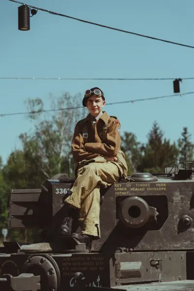 voják sedící na tanku
