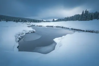 zamrzlá a zasněžená krajina