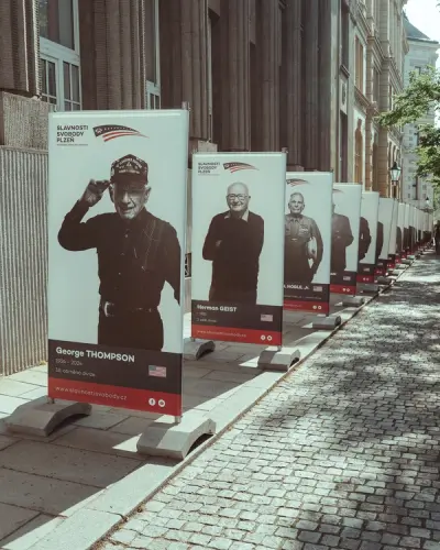 plakáty s vojenskými hrdiny