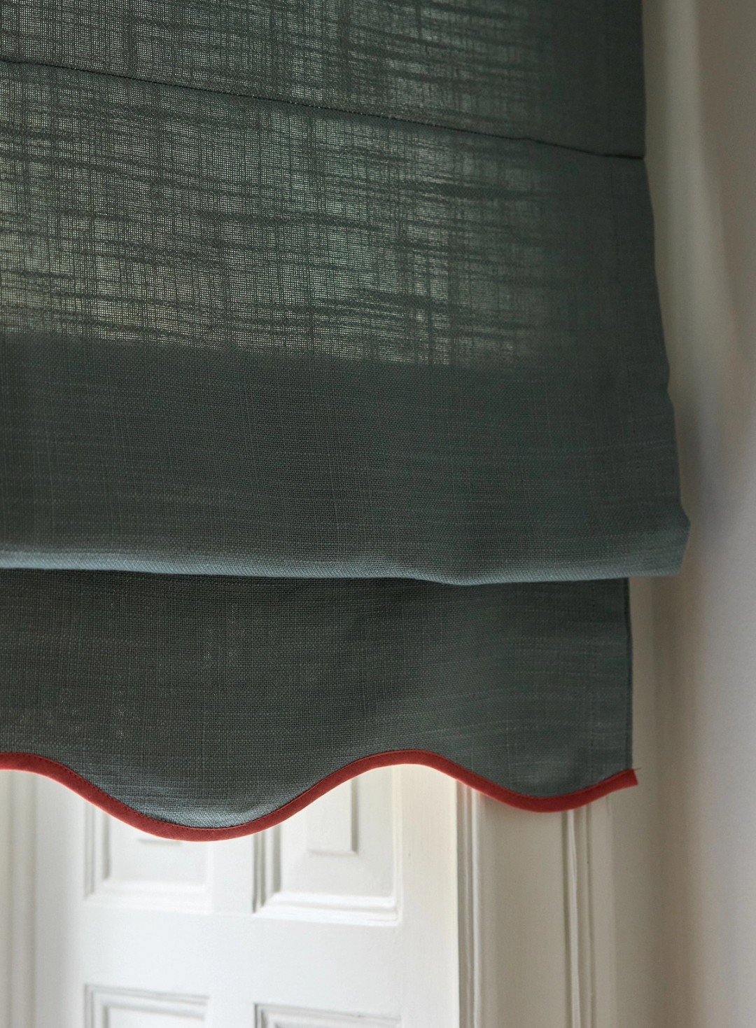Roman blind in linen with a decorative wave design. | Gotain