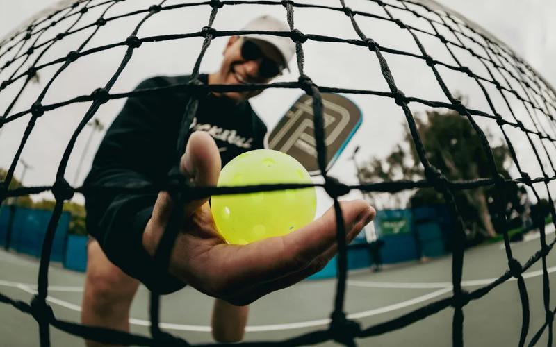 Should You Use a Lightweight or Heavyweight Pickleball Paddle?