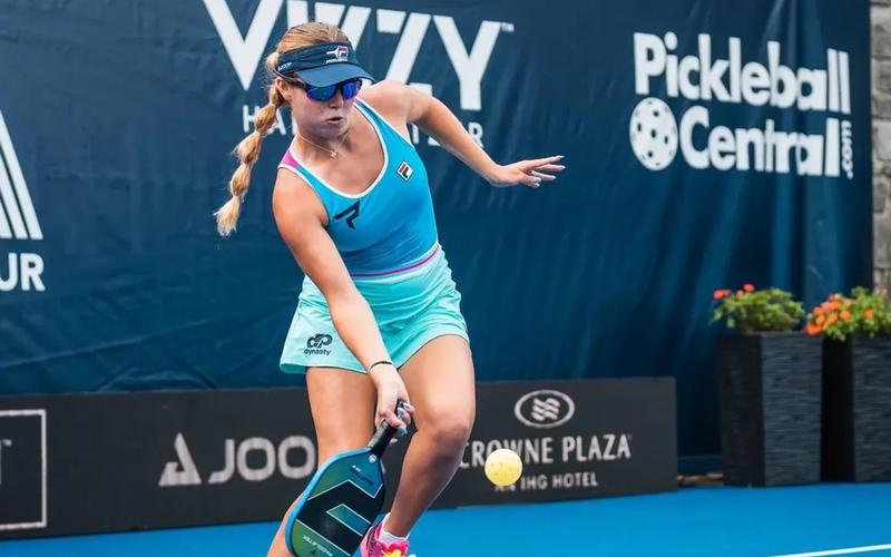 What Pickleball Paddle Does Anna Leigh Waters Use?