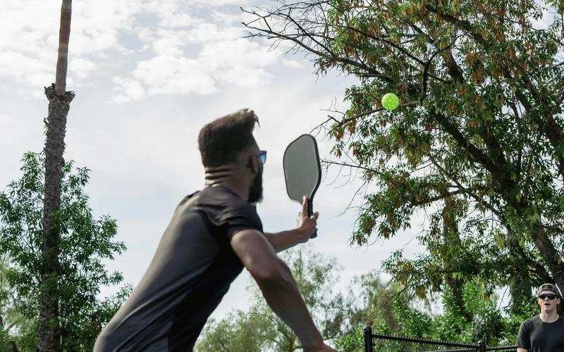 How to Pick the Right Pickleball Paddle for Your Playing Style
