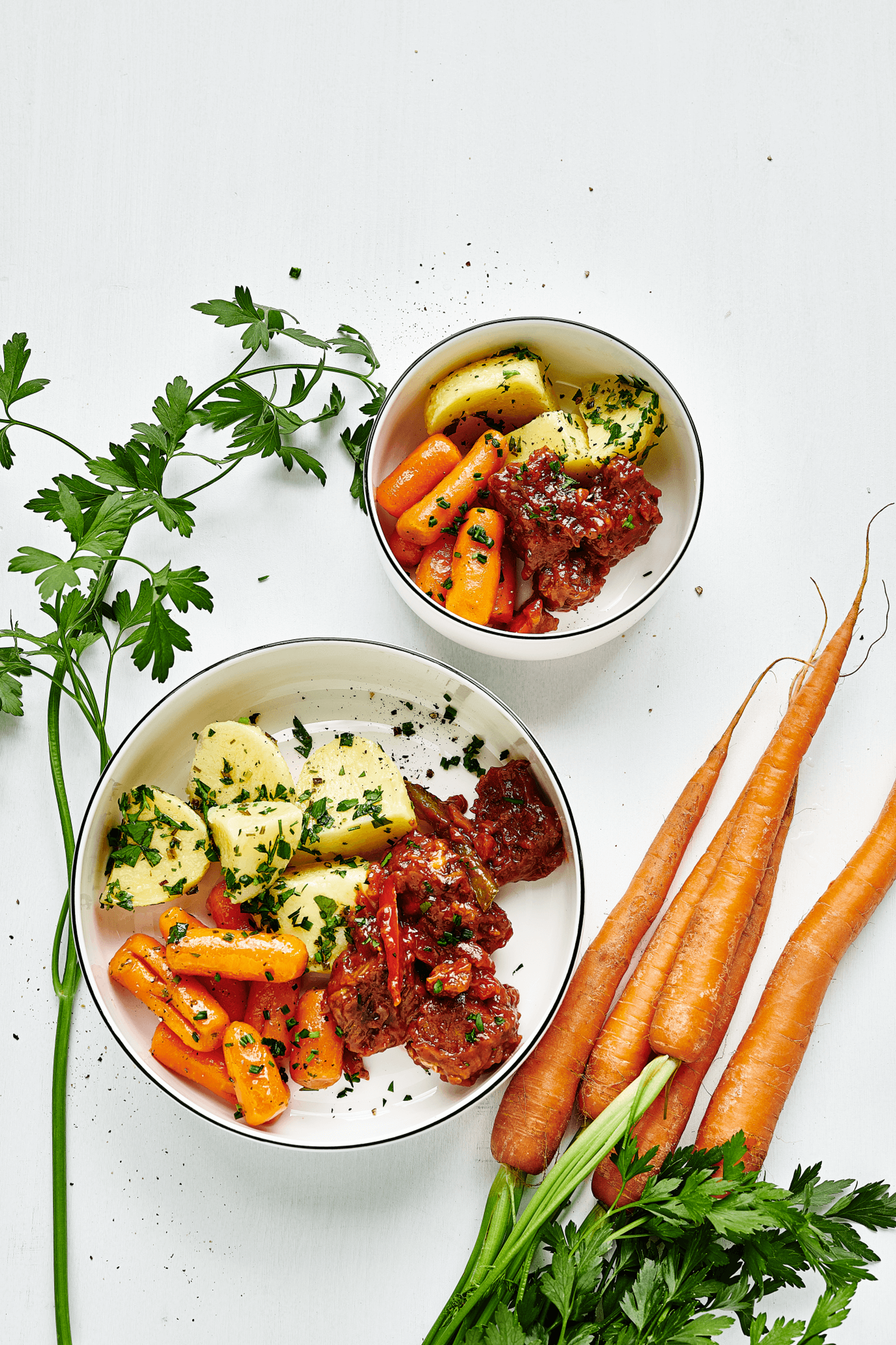 Ein köstlicher Teller mit Rindergulasch, Kartoffeln und Möhren, Teil des 10-wöchigen Menüplans von min food.