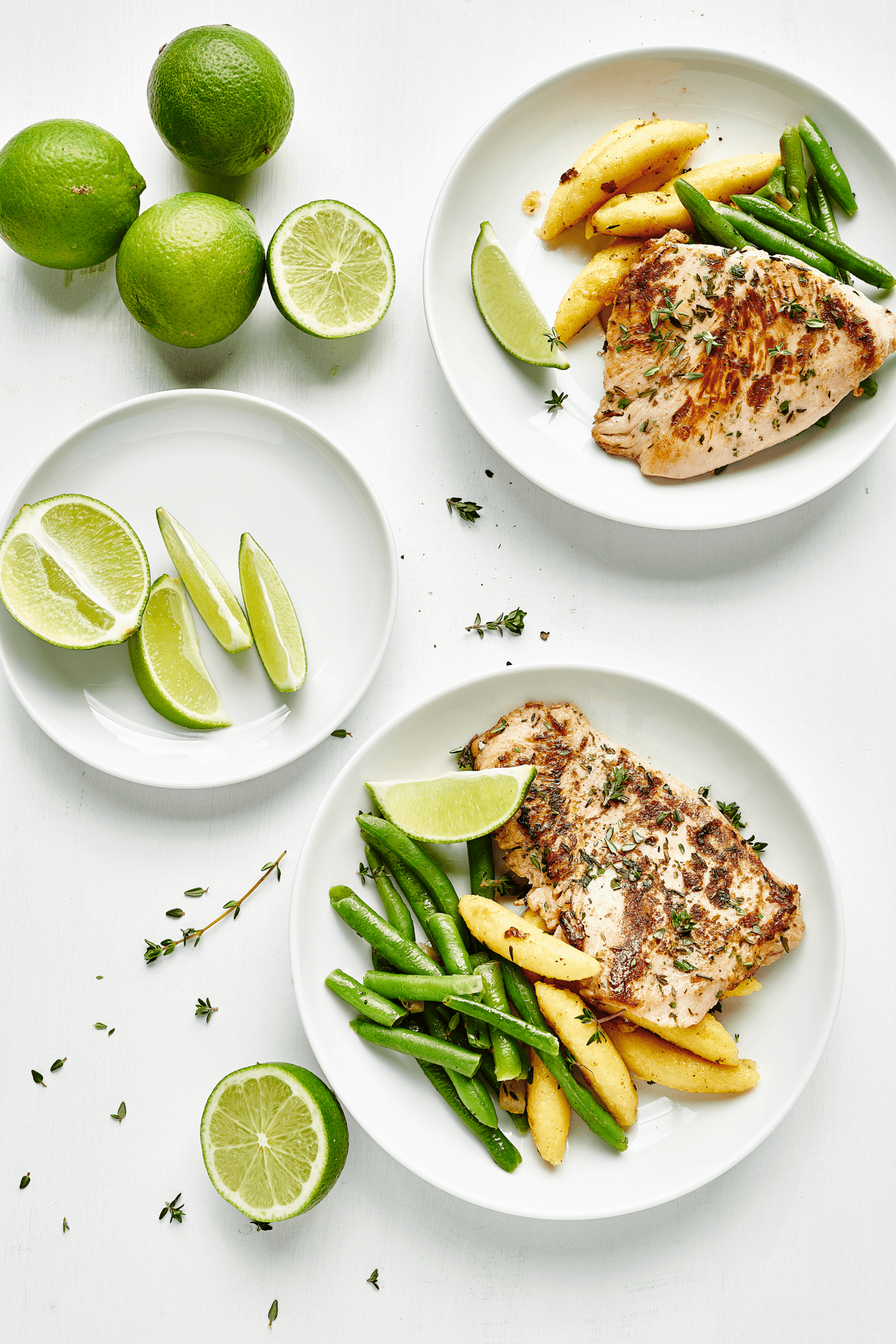 Ein köstliches Gericht mit knusprigen Pommes, saftiger Hähnchenbrust, frischen Bohnen und einer Limette zur Geschmacksoptimierung. Dieses Gericht ist Teil des 10-wöchigen Menüplans der min food