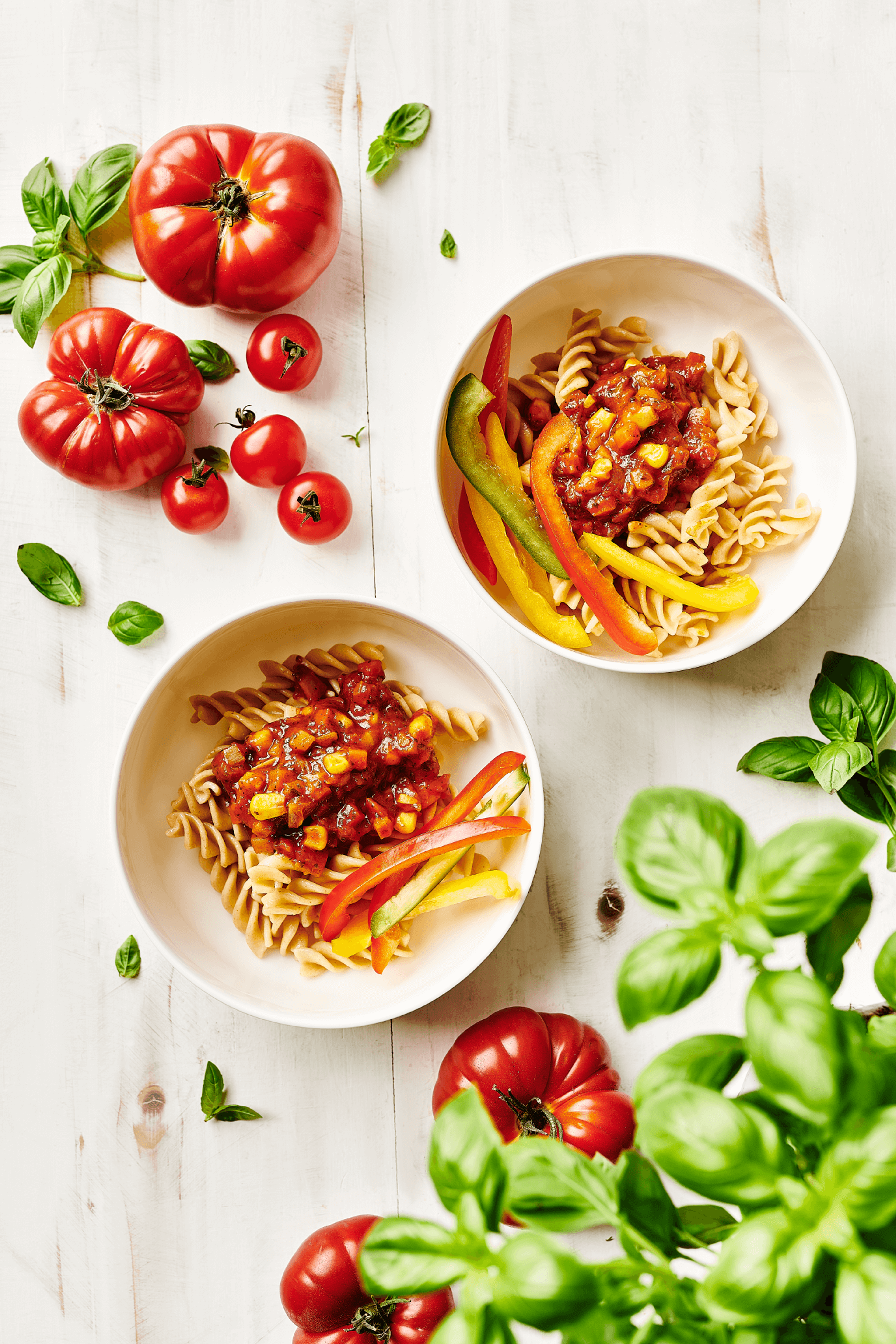 Leckere Gemüsebolognese mit Nudeln, Teil des 10-wöchigen Menüplans von min food für Kindertagesstätten und Schulen.