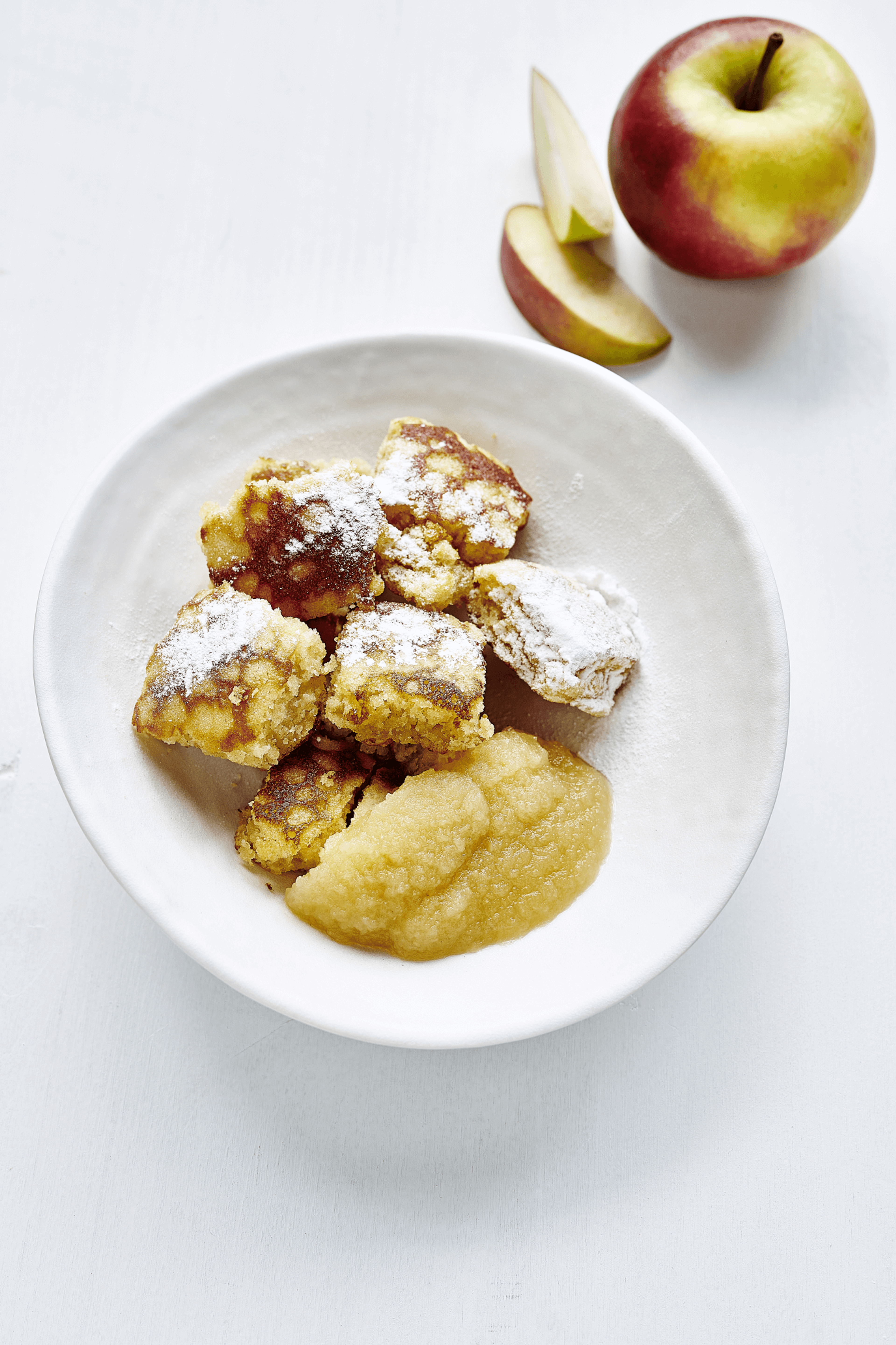 Leckerer Kaiserschmarrn mit einer zarten Prise Puderzucker, begleitet von köstlichem Apfelmus. Diese delikate Dessertoption ist Teil des 10-wöchigen Menüplans von min food und wird in Kitas und Schulen serviert.