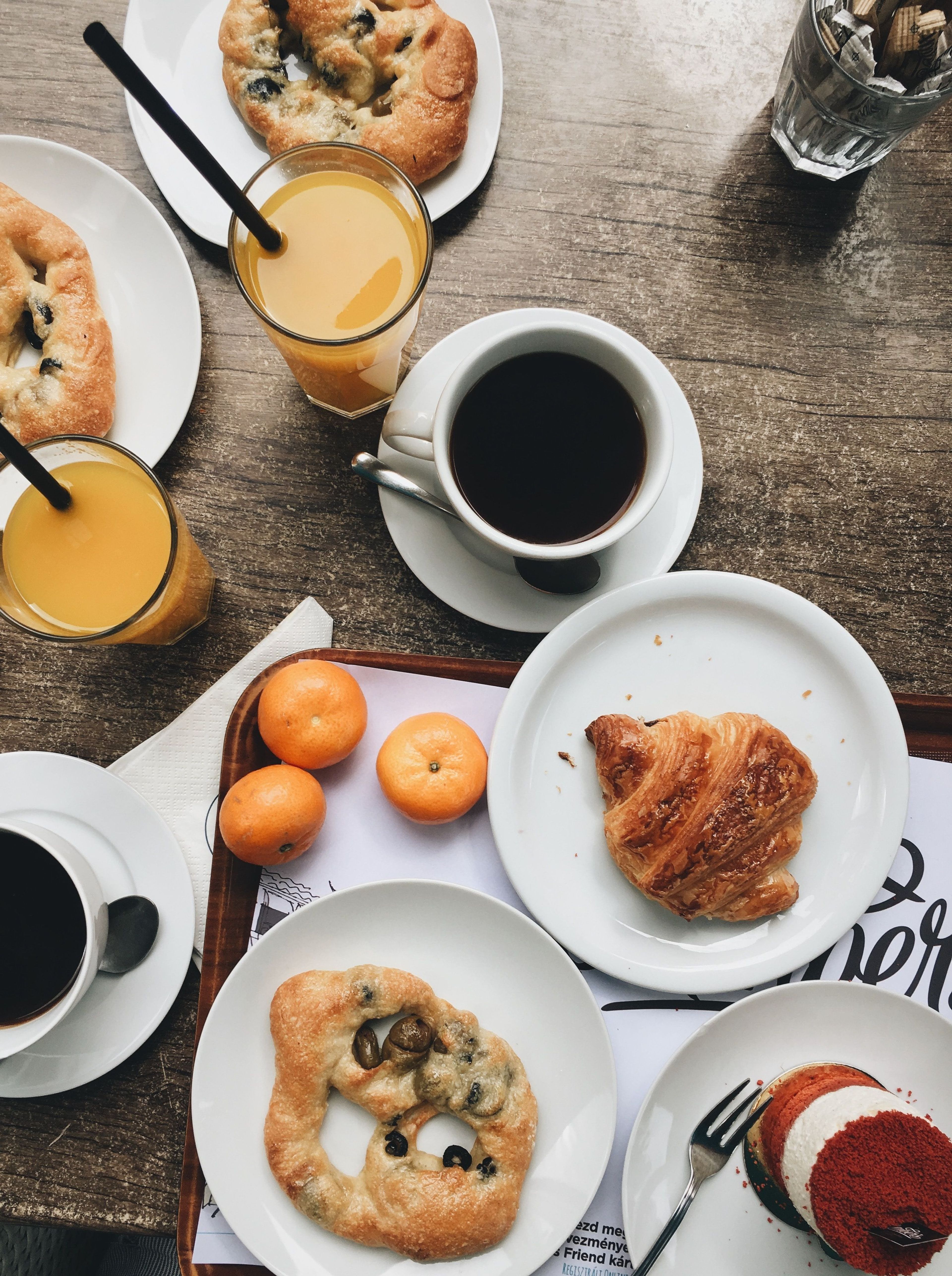 "Ein reichhaltiges Frühstück, das die herzliche Atmosphäre und Vielfalt des min food Bistros widerspiegelt. Wir suchen talentierte Mitarbeiter, um unser Team zu verstärken.