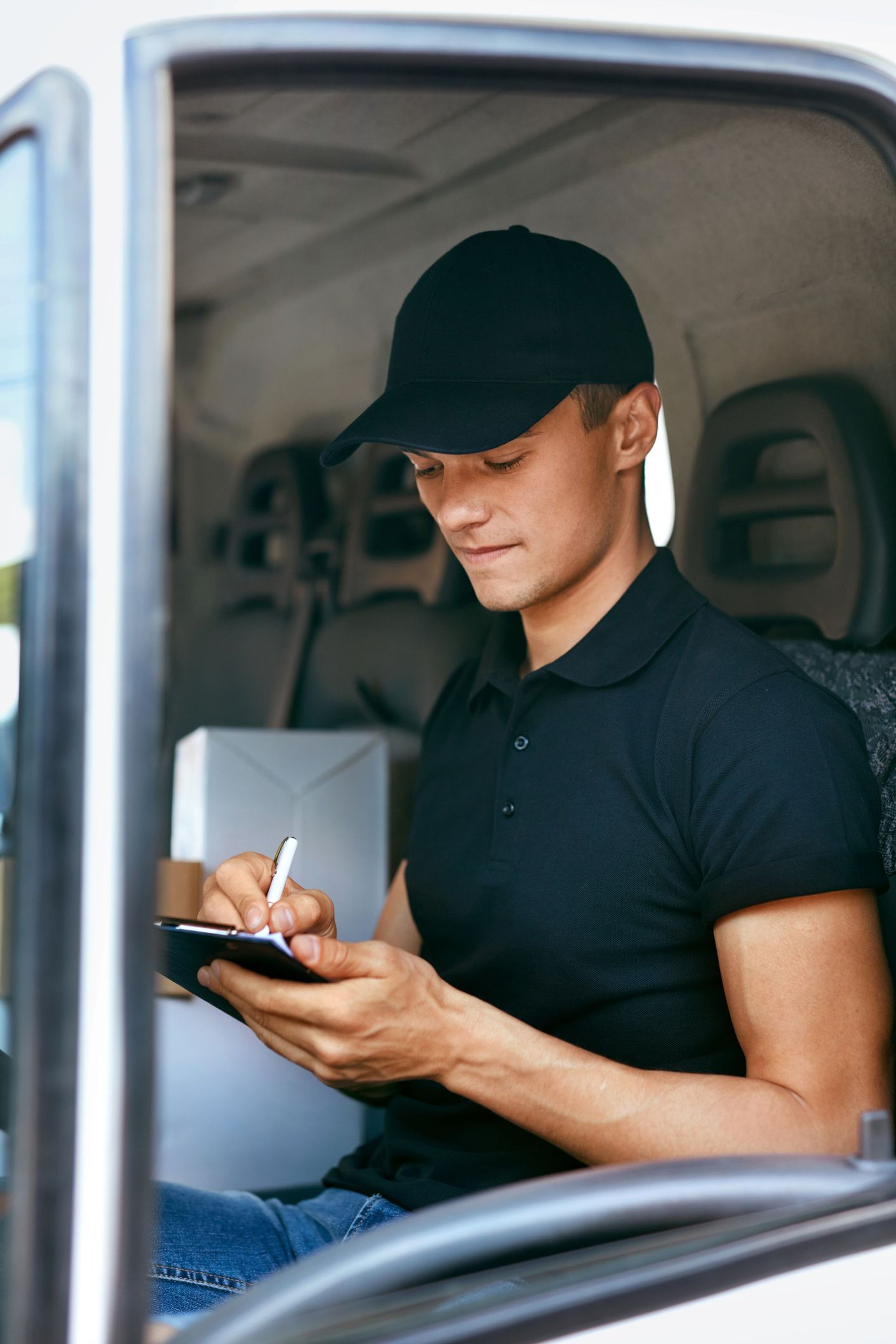 Effiziente Logistik in Aktion: Ein Bild, das den reibungslosen Ablauf unserer Auslieferungsdienste bei min food veranschaulicht. Wir suchen motivierte Auslieferungsfahrer, um unser Team zu verstärken.