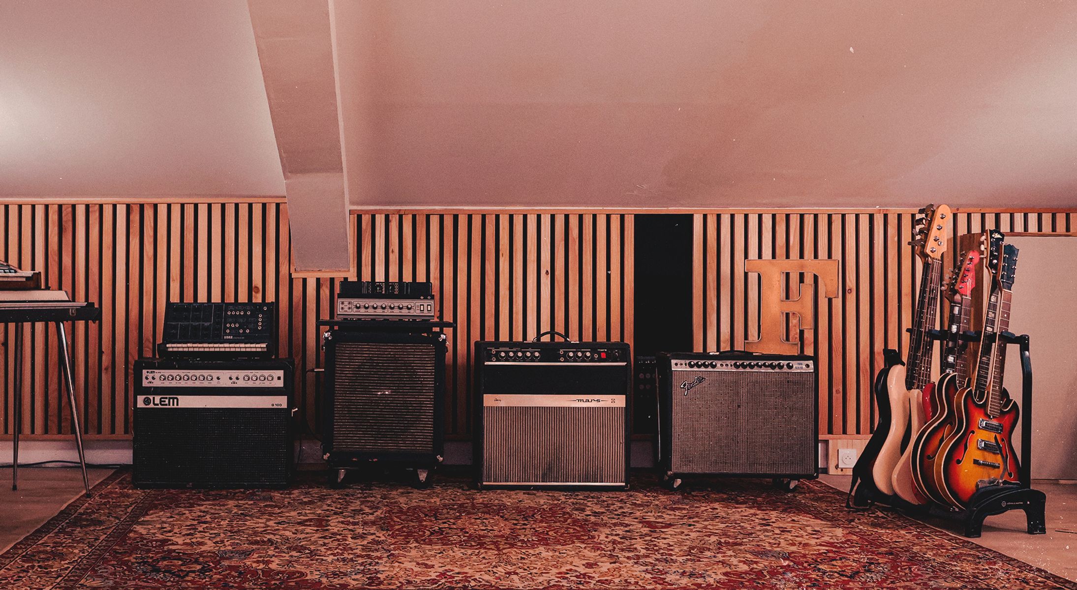 Amplifiers and guitars on the rug