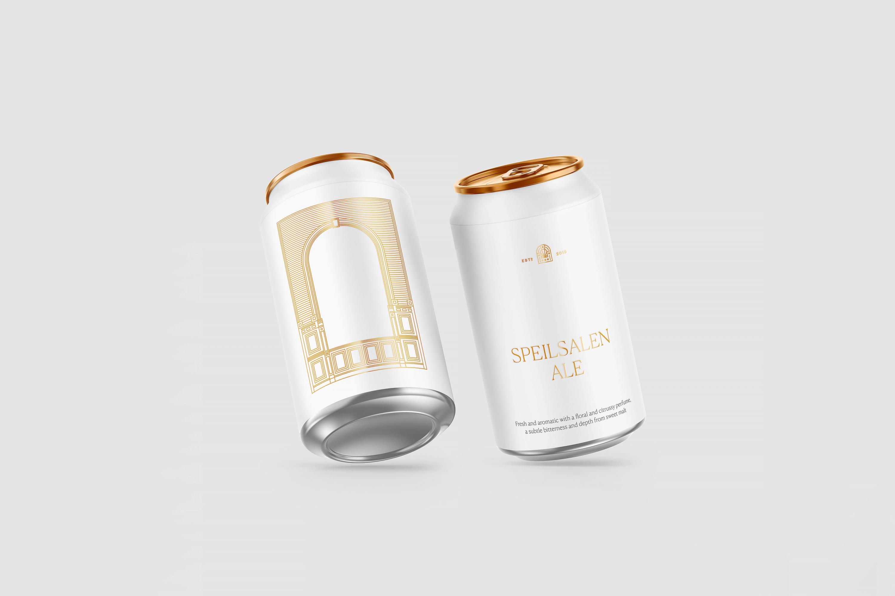 To hvite ølbokser med gulldetaljer for Speilsalen Ale med elegant bueformet vindusmotiv — av Nonspace