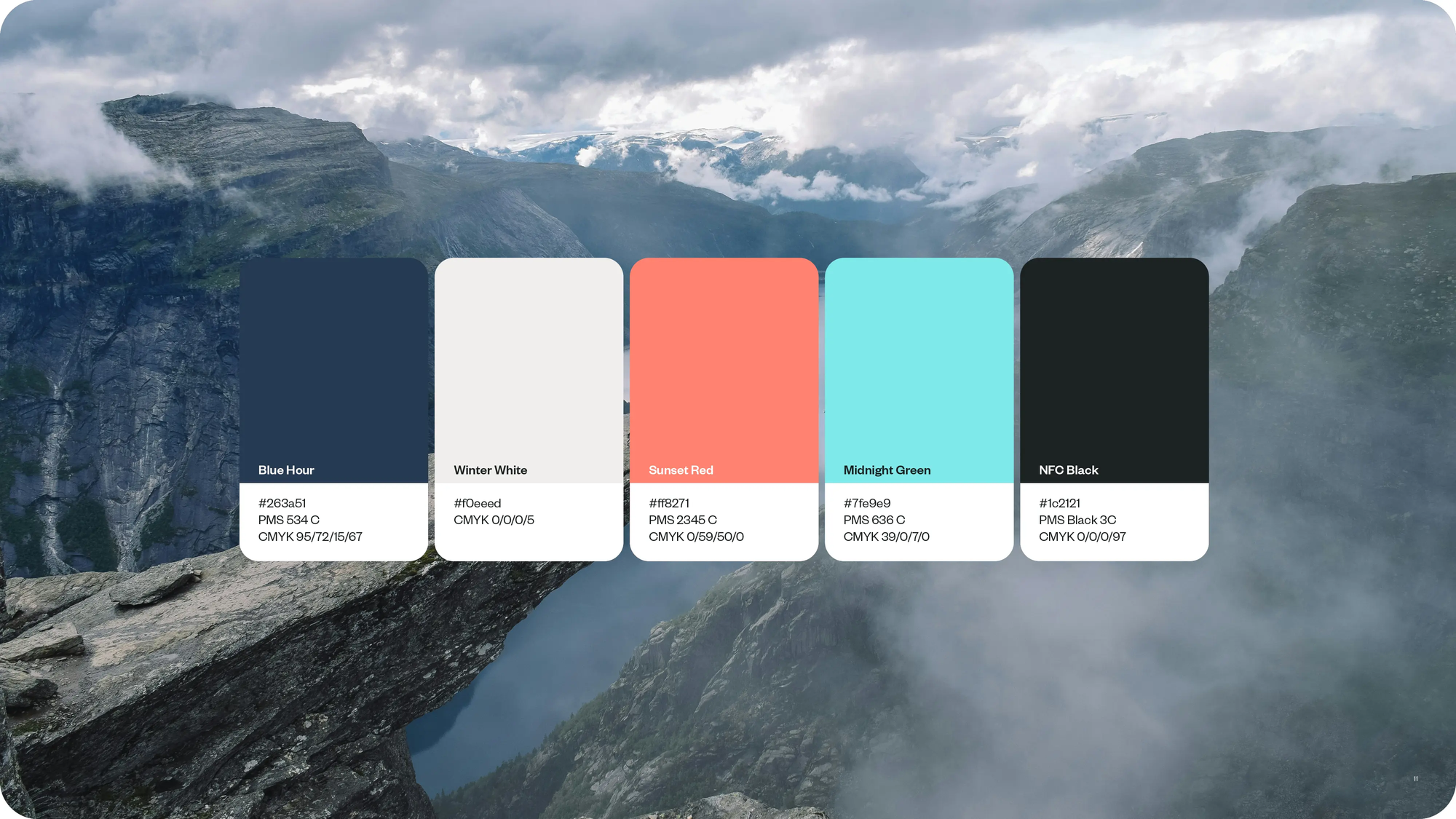 Fargepalett med fem toner vist over et fjellandskap med tåke og klipper — av Nonspace