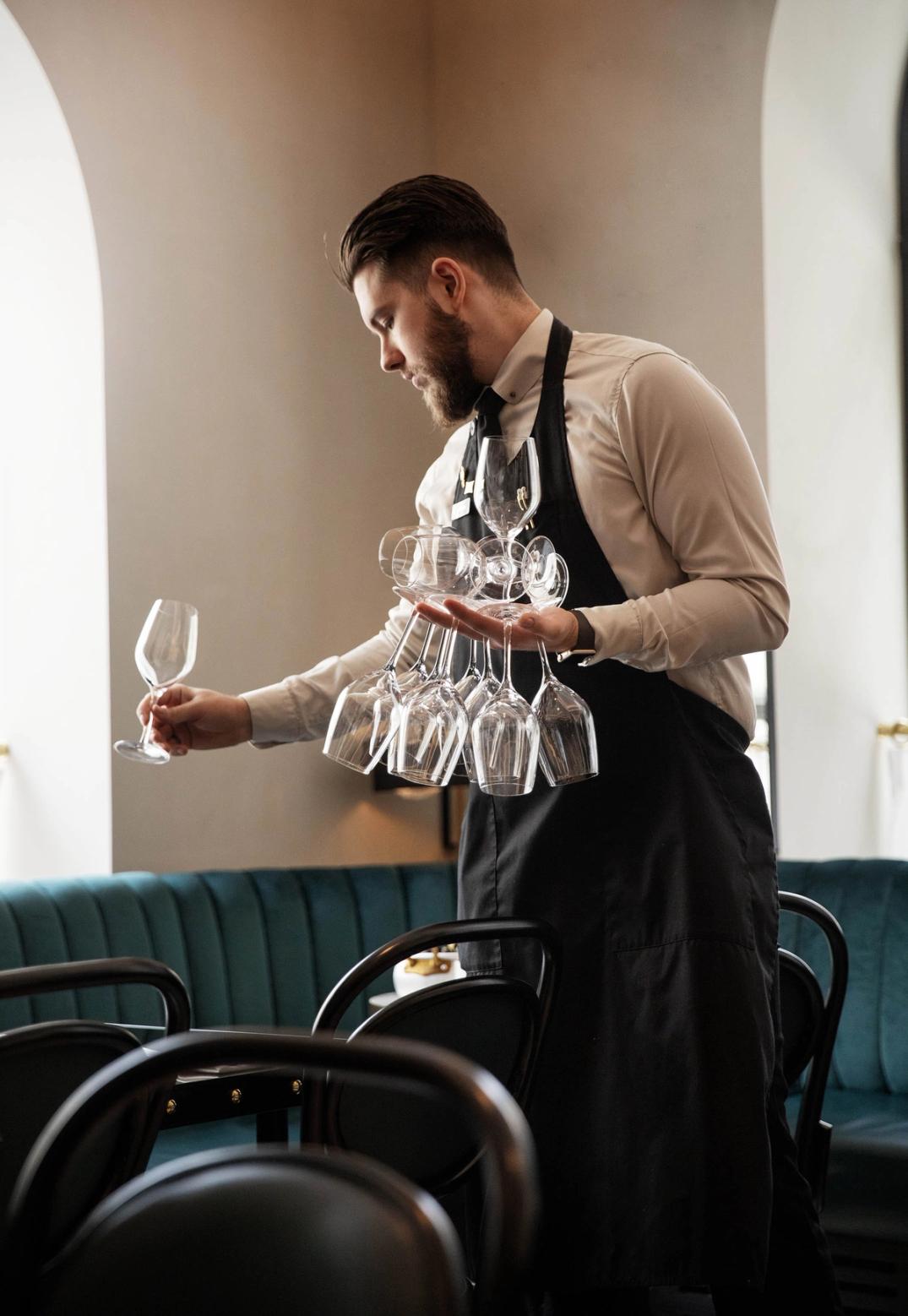 Brasserie Britannia tilgjengelig internasjonal restaurantmerkevare og visuell identitet av Nonspace