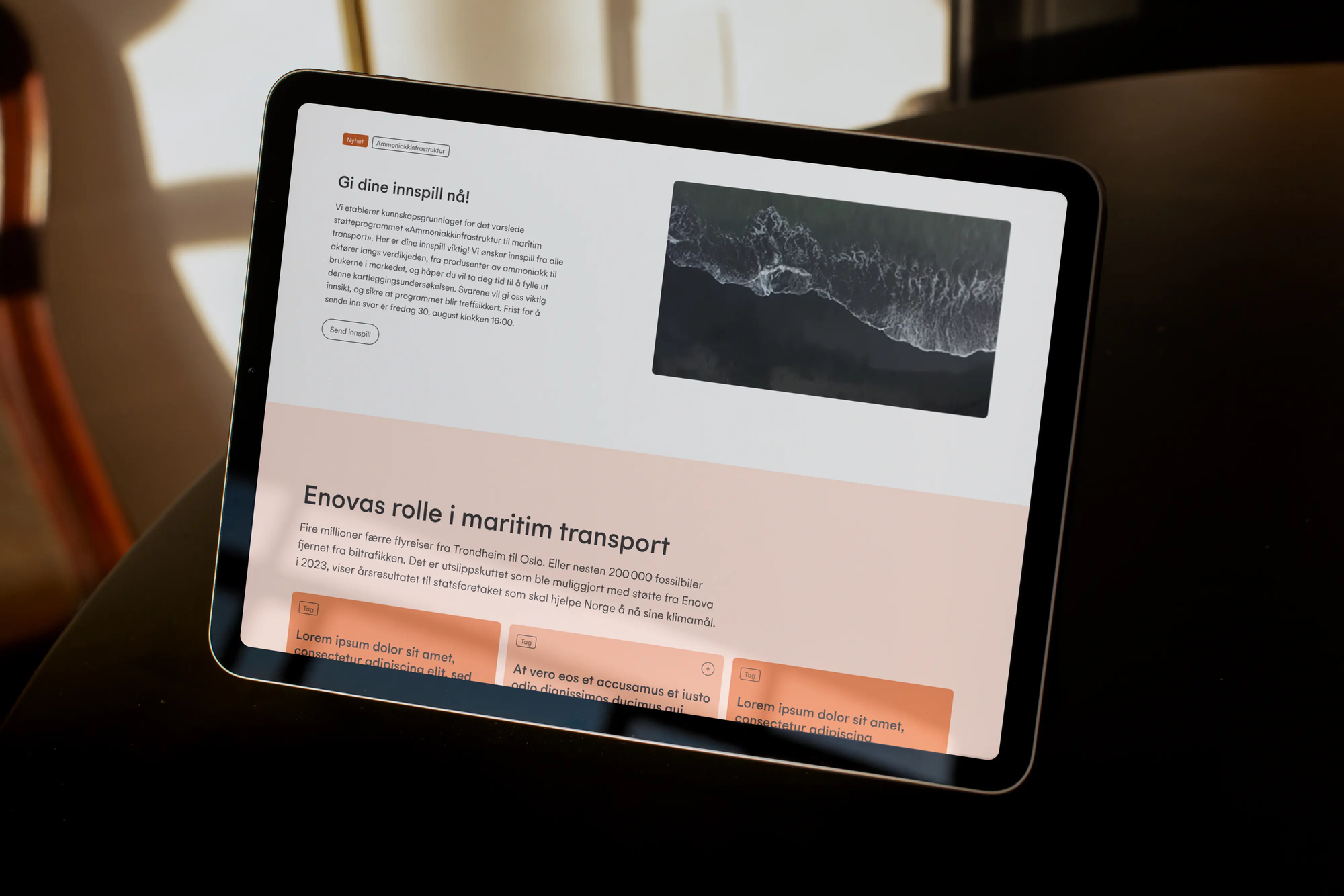 Et nettbrett som viser en nettside om ammoniakkinfrastruktur og Enovas rolle i maritim transport — av Nonspace