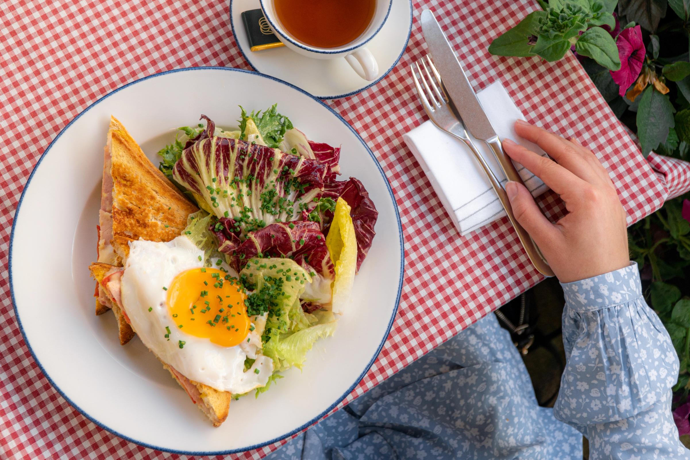 Brasserie Britannia tilgjengelig internasjonal restaurantmerkevare og visuell identitet av Nonspace