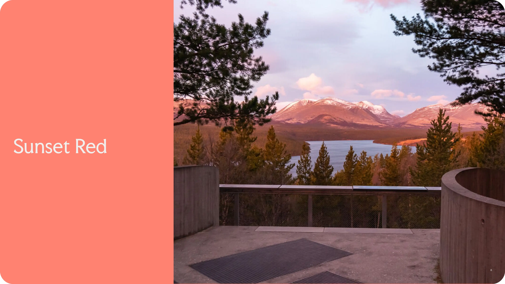 Utsiktsplattform med snødekte fjell, innsjø og furutrær i solnedgangslys — av Nonspace