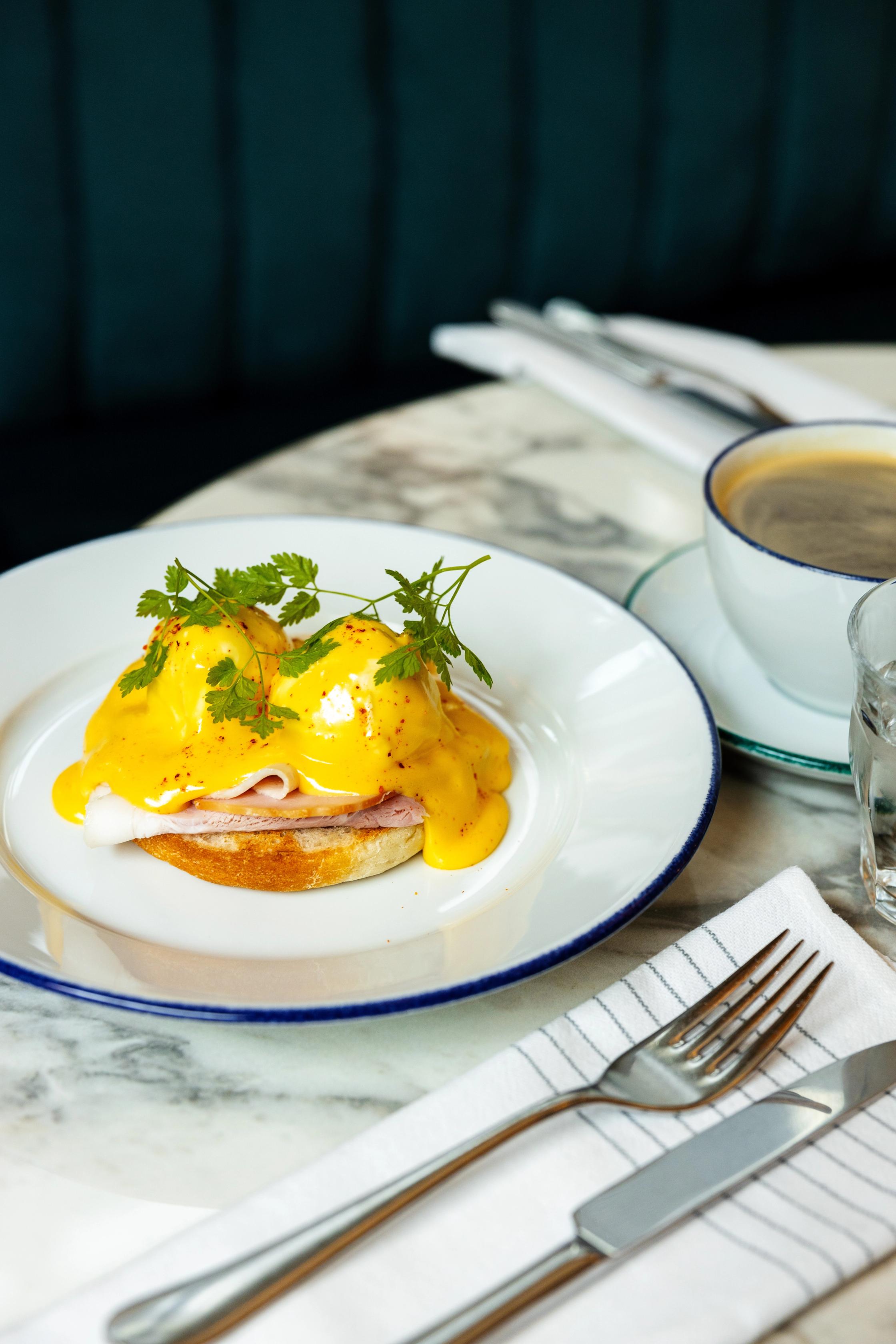 Brasserie Britannia tilgjengelig internasjonal restaurantmerkevare og visuell identitet av Nonspace