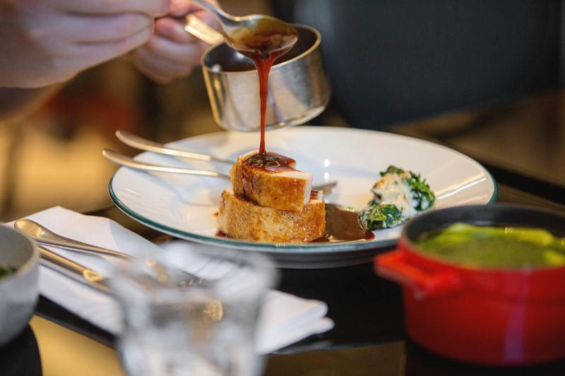 Brasserie Britannia tilgjengelig internasjonal restaurantmerkevare og visuell identitet av Nonspace