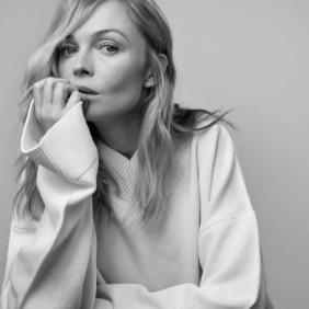 Woman wearing a white knitted sweater