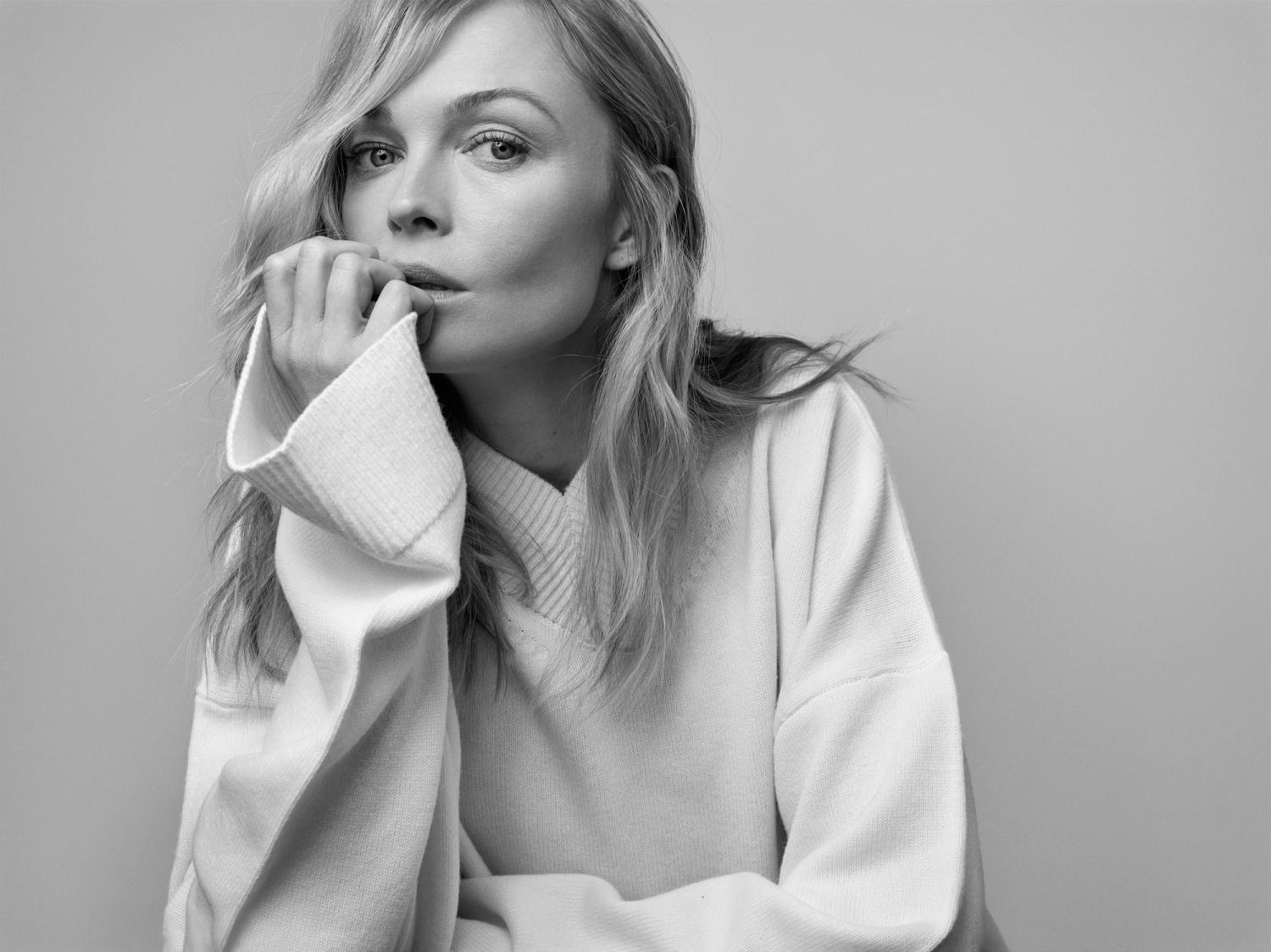 Black-and-white portrait of a woman wearing an oversized sweater, photographed in a soft, minimalist style for the Plateau brand.