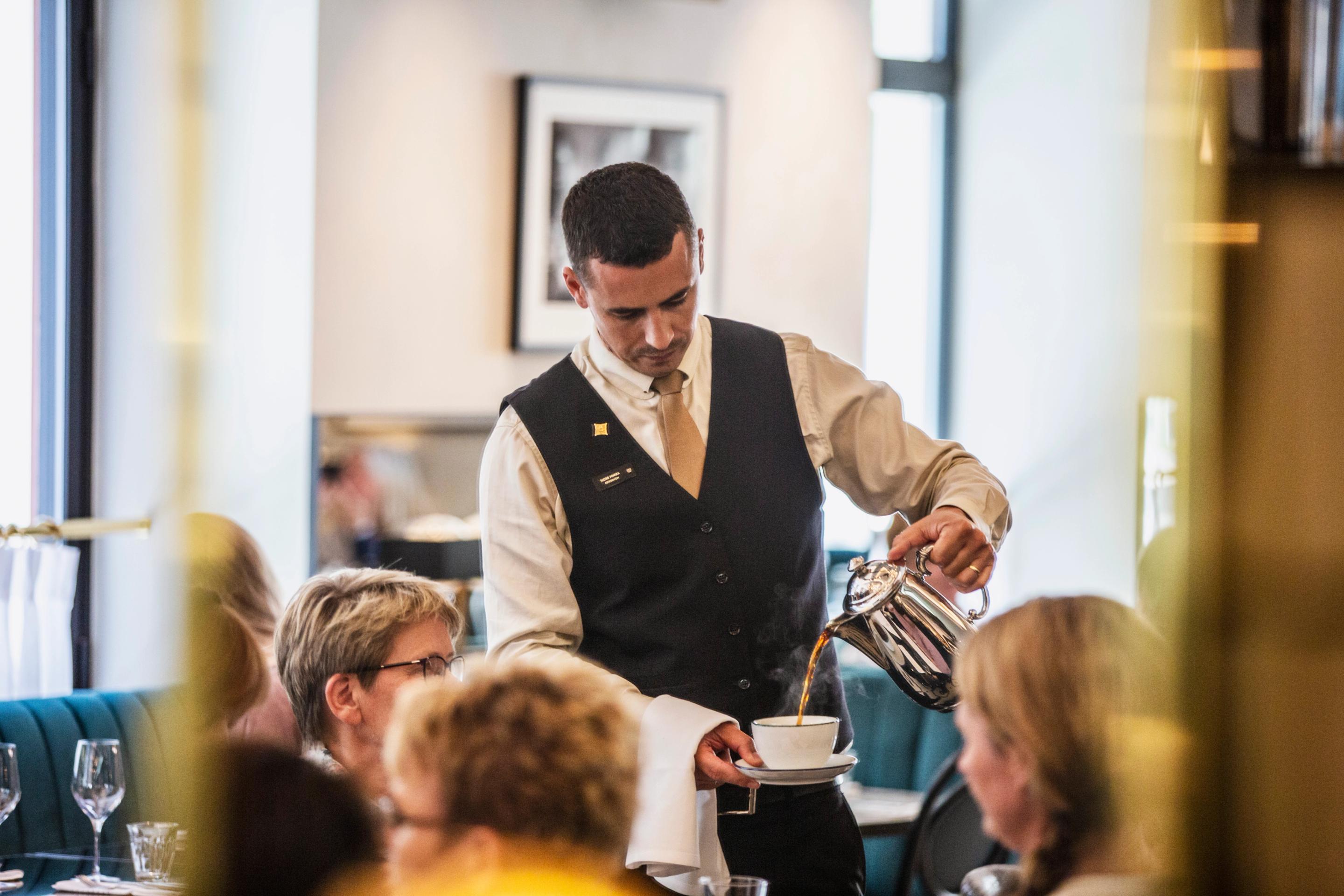 Brasserie Britannia tilgjengelig internasjonal restaurantmerkevare og visuell identitet av Nonspace